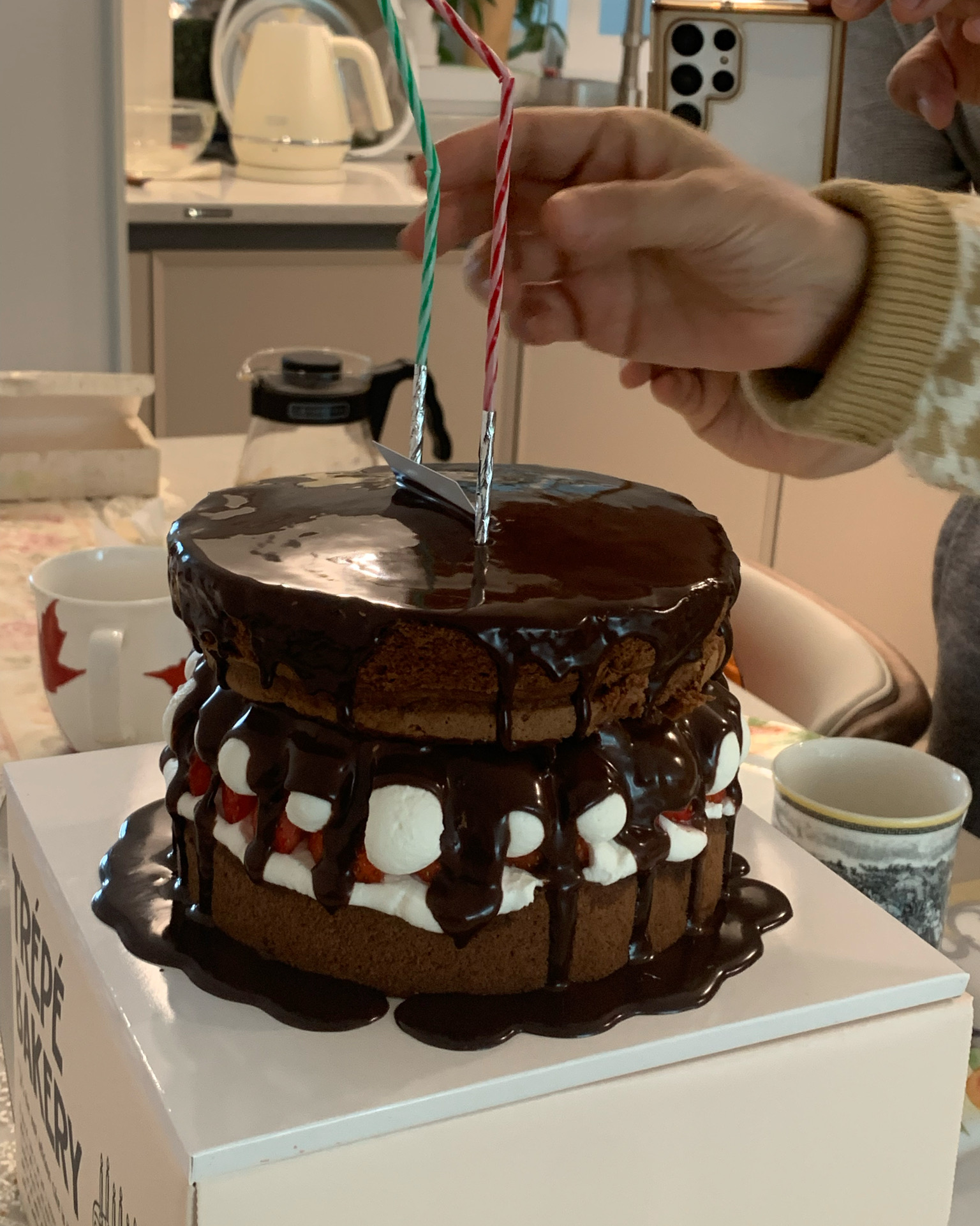 소금빵맛집이라 일주일에 아빠가 적어도 두번은 가서 빵 엄청많이 사오는곳인데 케이크 어버이날