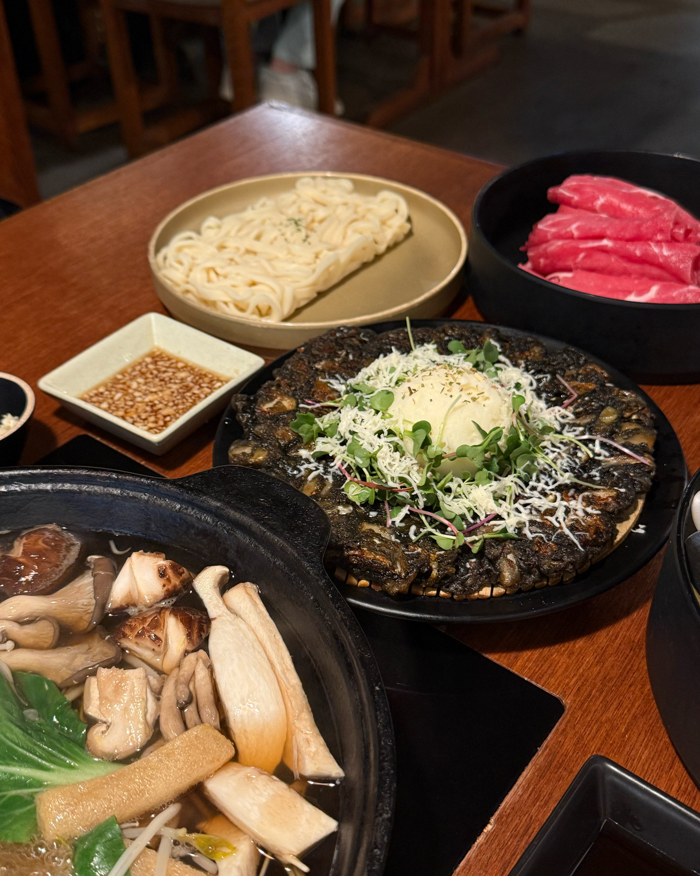저번에 스키야끼 먹고 너무 맛있어서 재방문했어요~ 이번엔 샤브샤브 먹었는데 국물부터 너무 