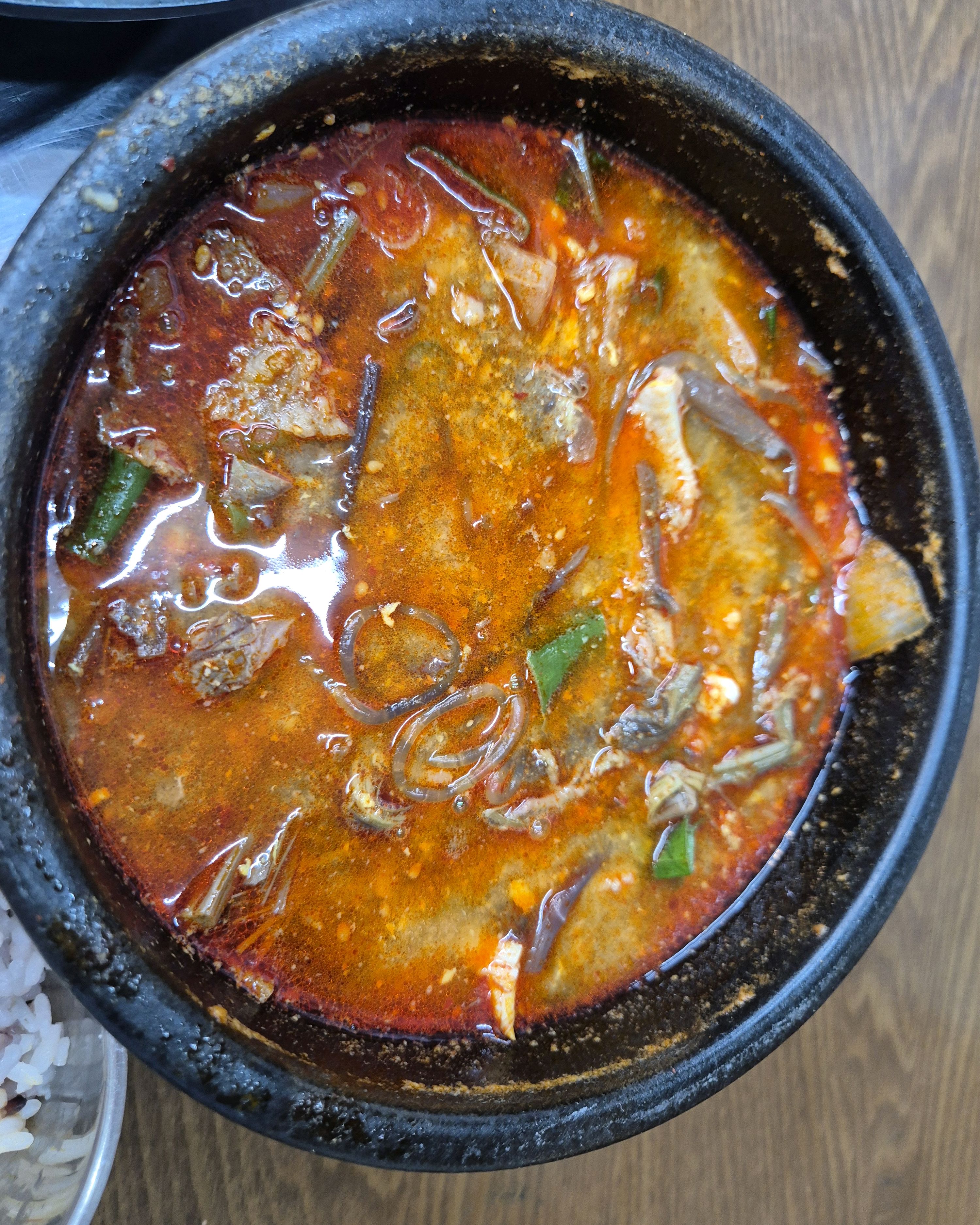 부모님과 제주 여행 와서 첫 식사를 고기 국수와 육내장 먹었어요~ 넘 맛있게 먹고갑니다~^
