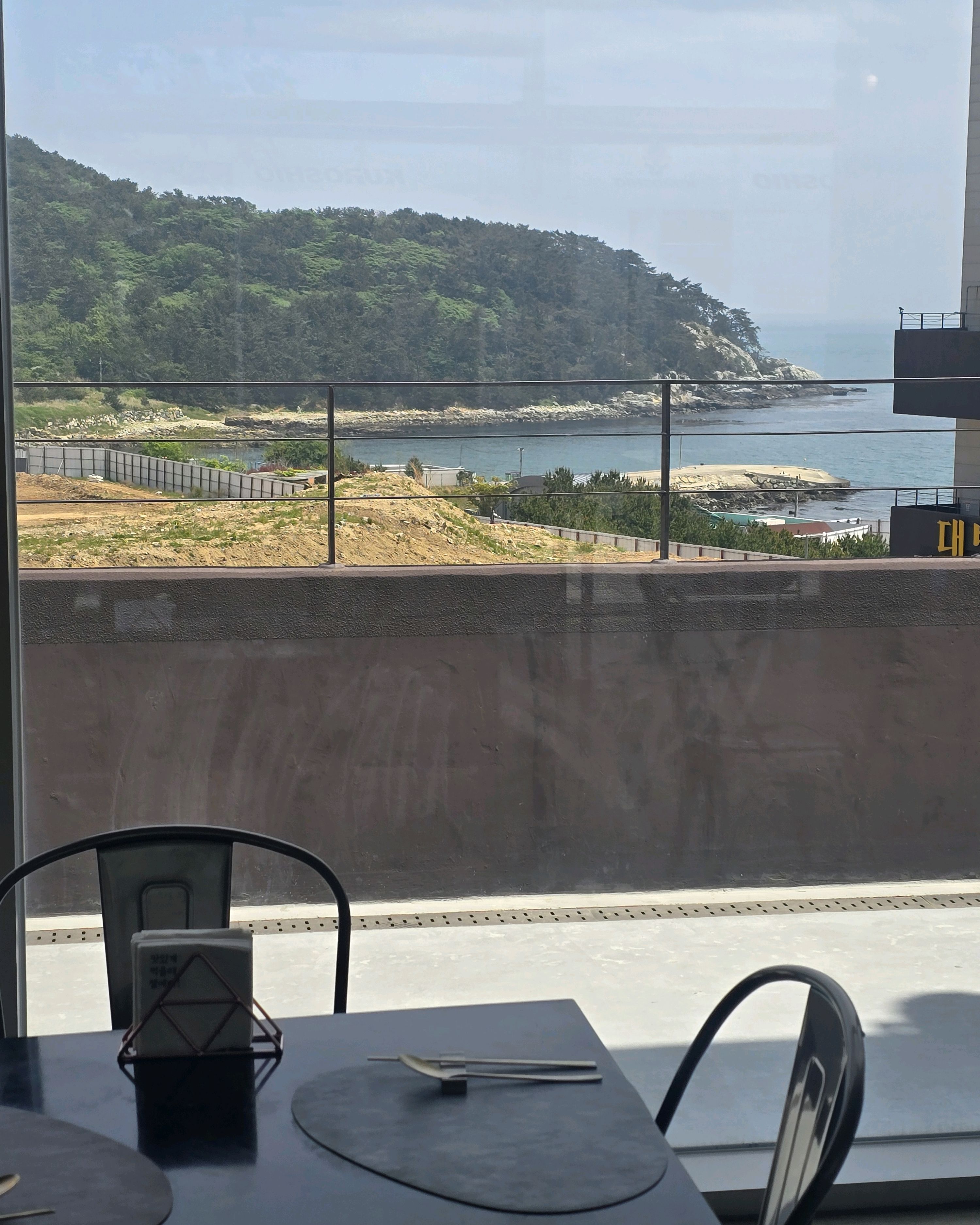 솥밥이 생각보다 양이 믾았음. 싱거우면 넣어 먹으러던 간장은 넣지 않고 먹는게 더 맛있었어