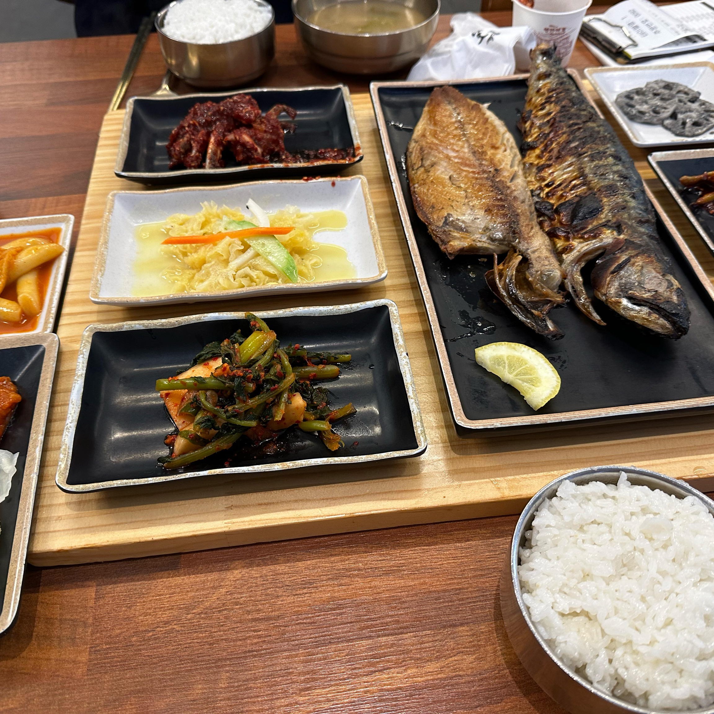 또왔어요! 고등어가 크고 껍질은 바삭해서 양도 엄청많고 비리지않으면서 맛있습니다 고등어강추