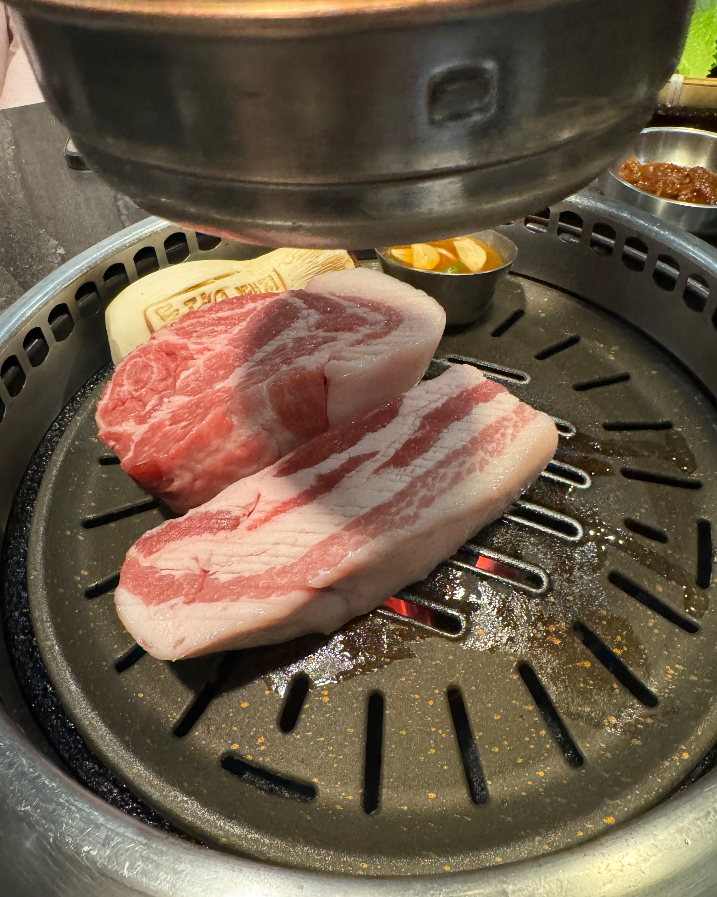 음식은 말할 것도 없고 인테리어 분위기 너무 좋고 일단 직원들이 너무 친절해서 기분이 절로