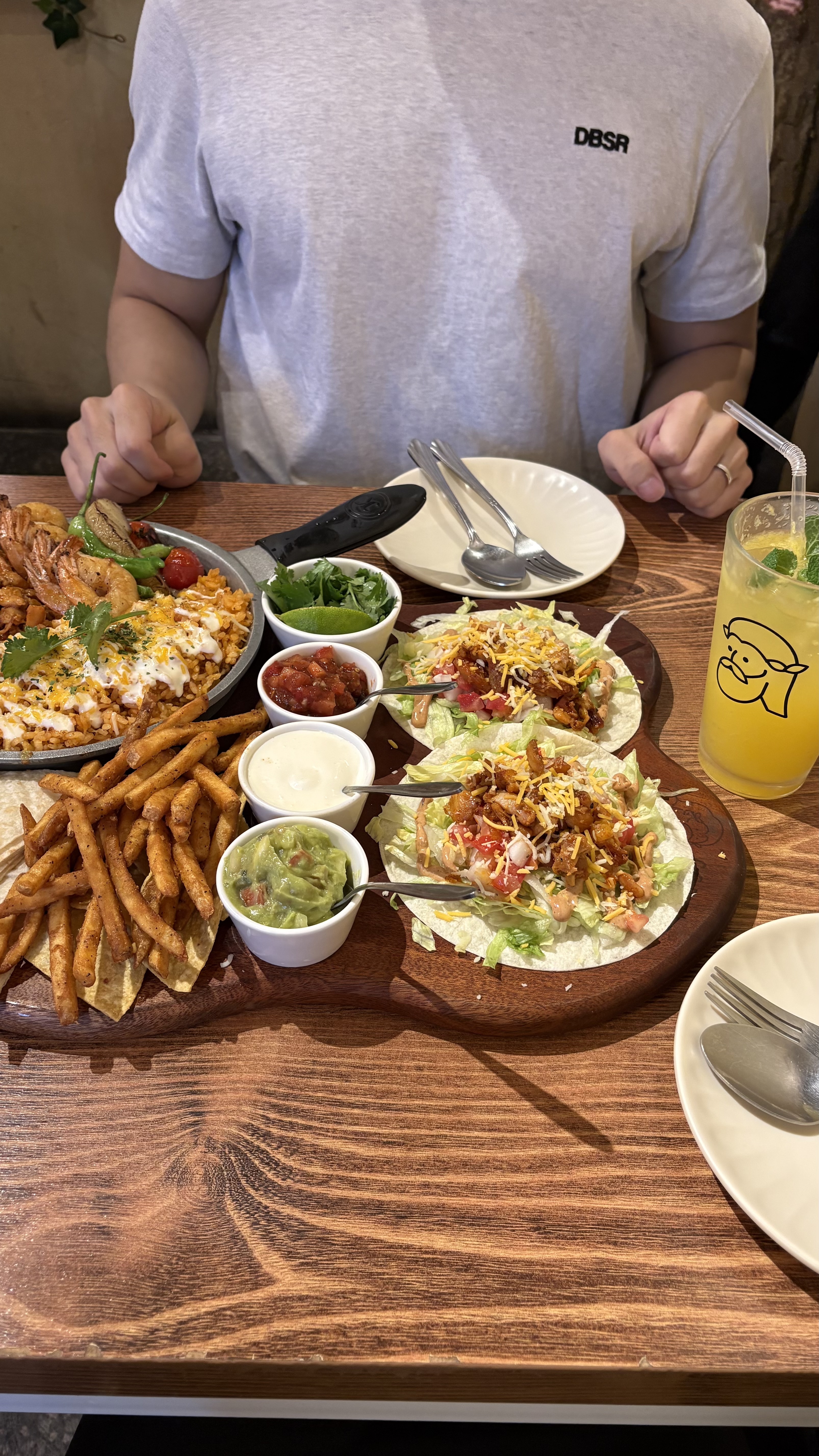 B세트 너무 맛있고 배부르게 먹었습니다 사이즈로 했는데 배부른 2명에게 딱인 사이즈였습니다