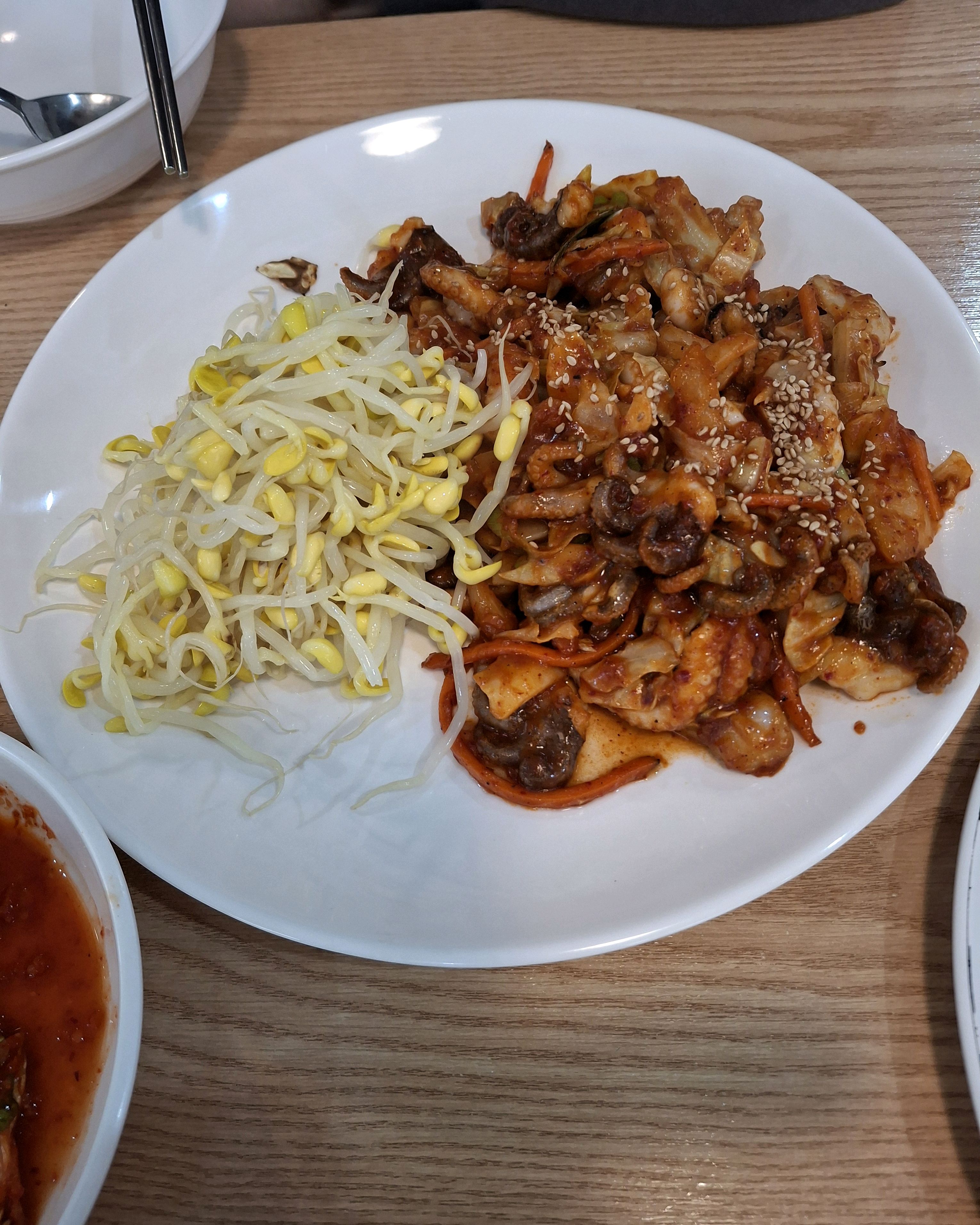 늘 대기가 넘치고 발빠른 회전율을 보이는 곳이라 편하게 기다림이 일상인 곳입니다. - 대전 맛집 온천칼국수