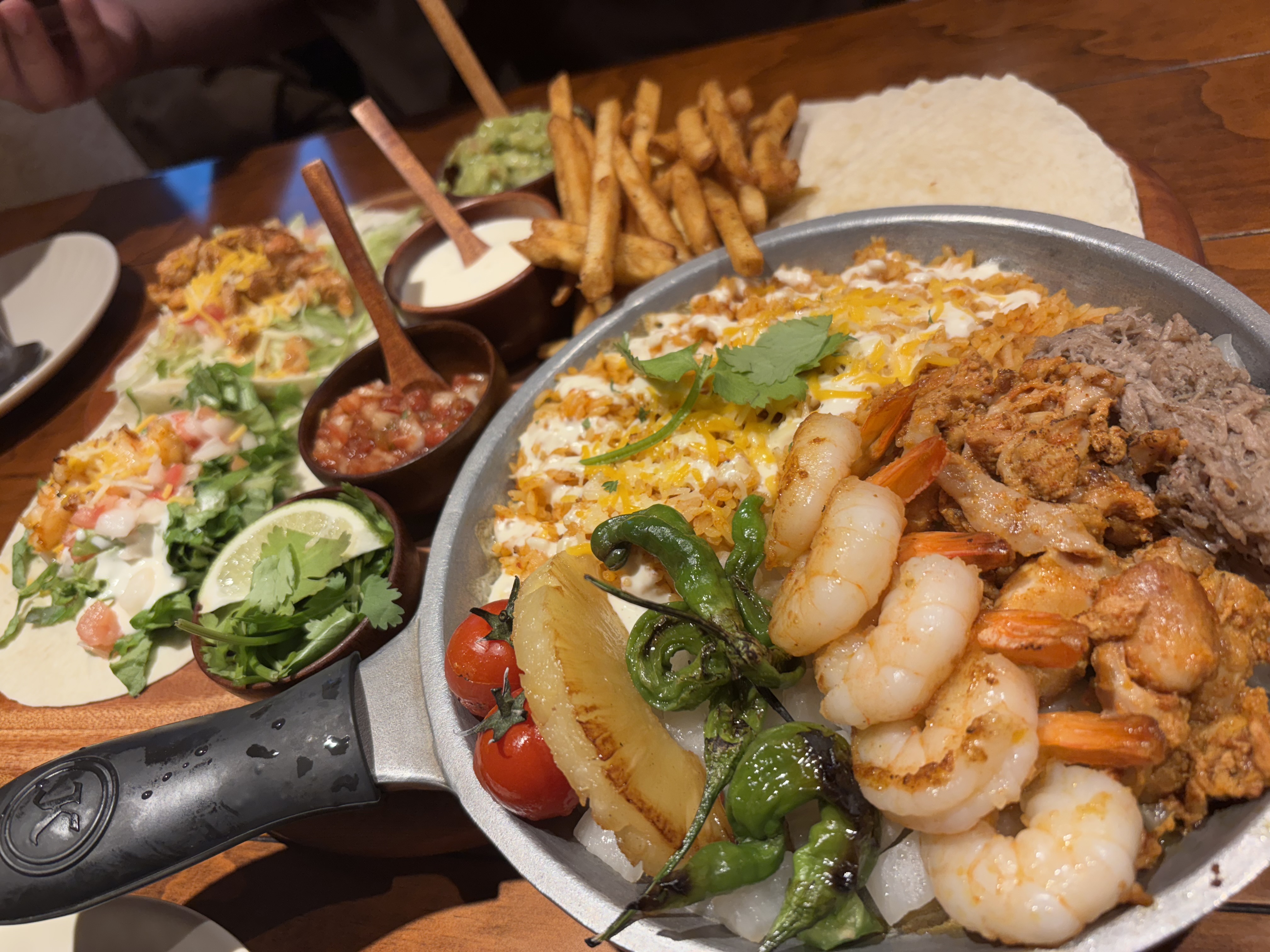 웨이팅이 길지만 기다릴만한 맛이에용ㅎㅎ 올 때마다 신선하고 맛있어용~~ 데이트 장소로 굿굿