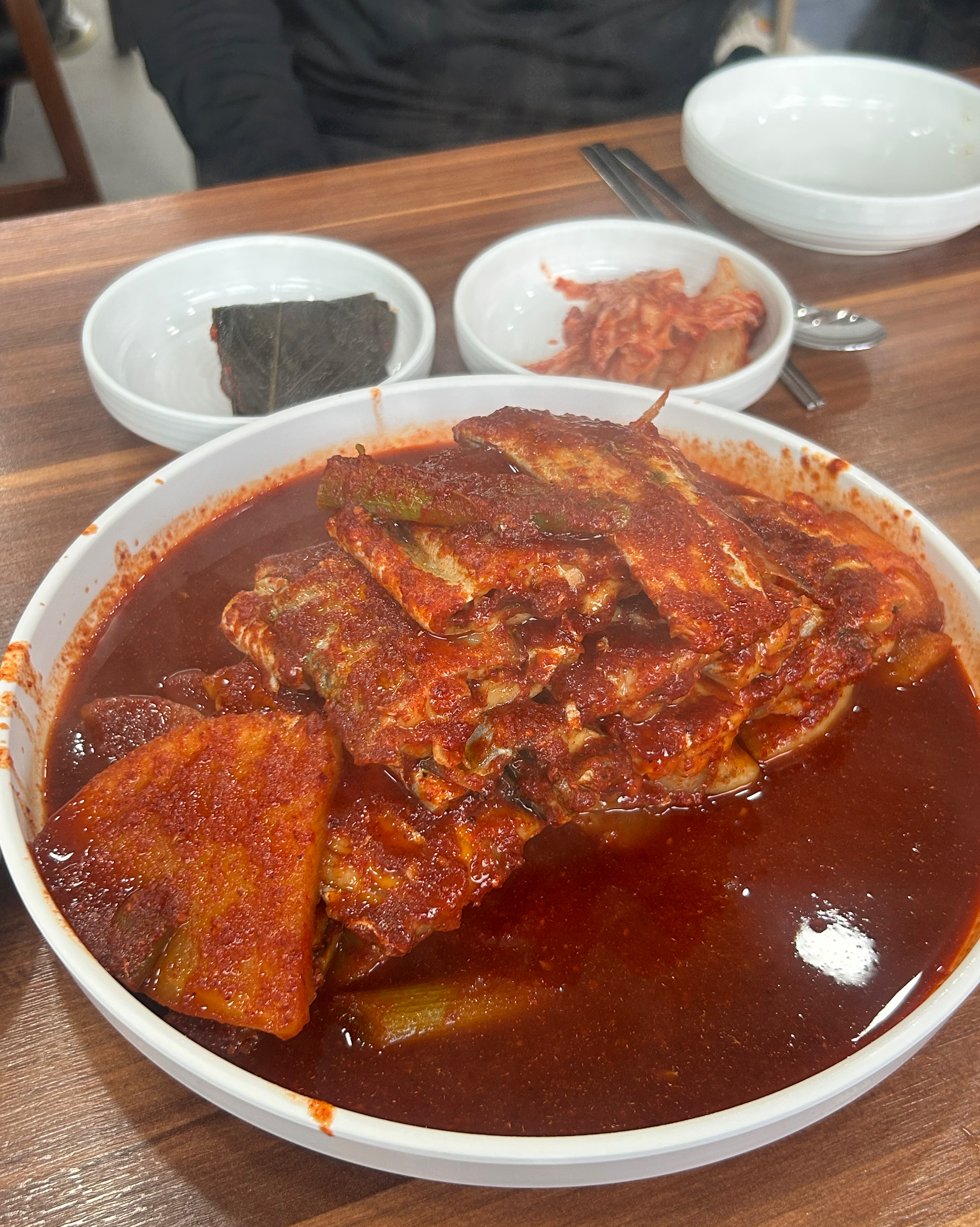 갈치 양념이 아주 맛있고 밑반찬들도 밋있어서 밥을 절로 시키게 되네요~ - 제주 맛집 황해식당 제주공항 갈치