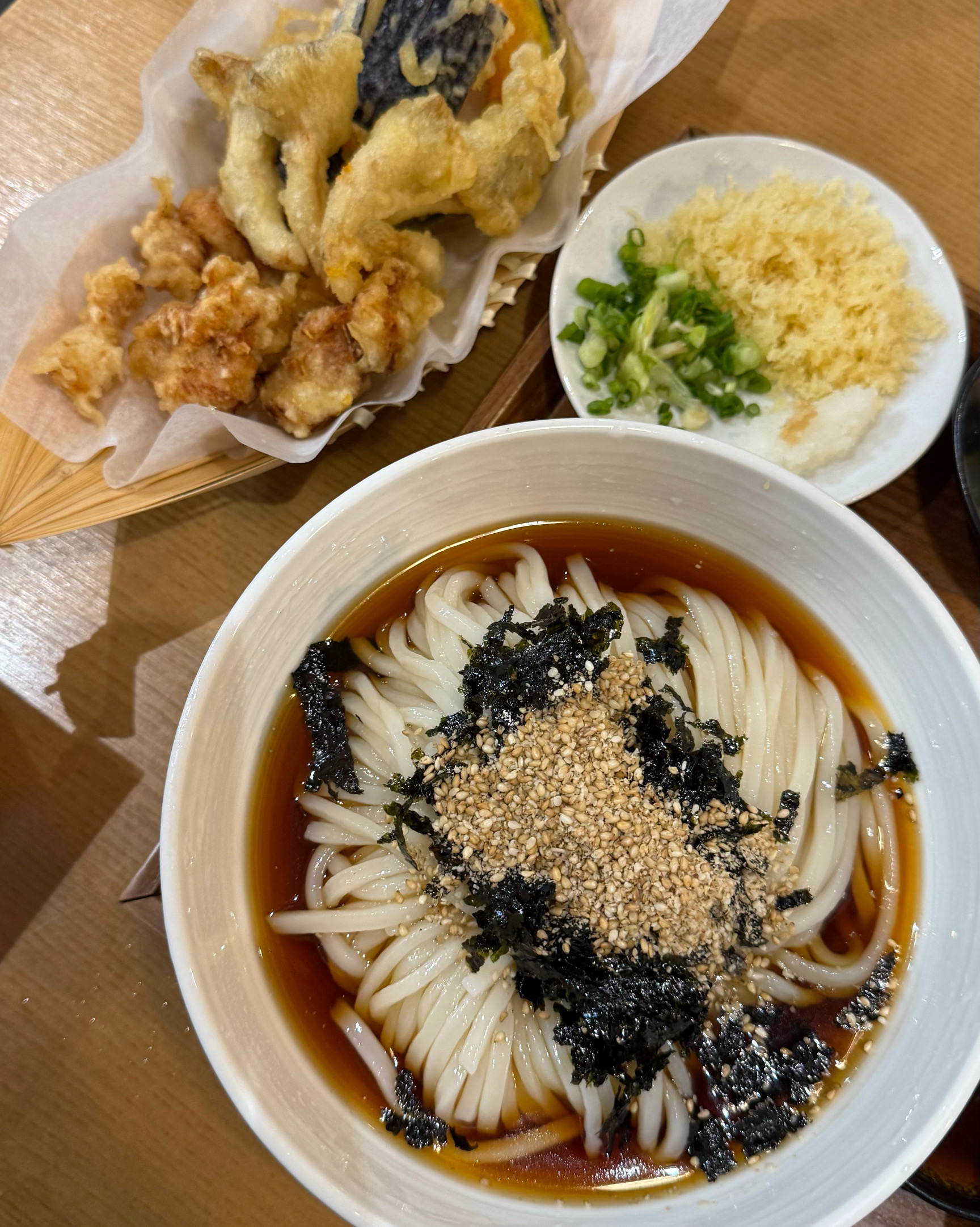 냉우동도 쫄깃쫄깃 맛있고 튀김도 맛있습니다 ! 혼밥하기도 좋고 친구랑 같이 오기도 너무 좋