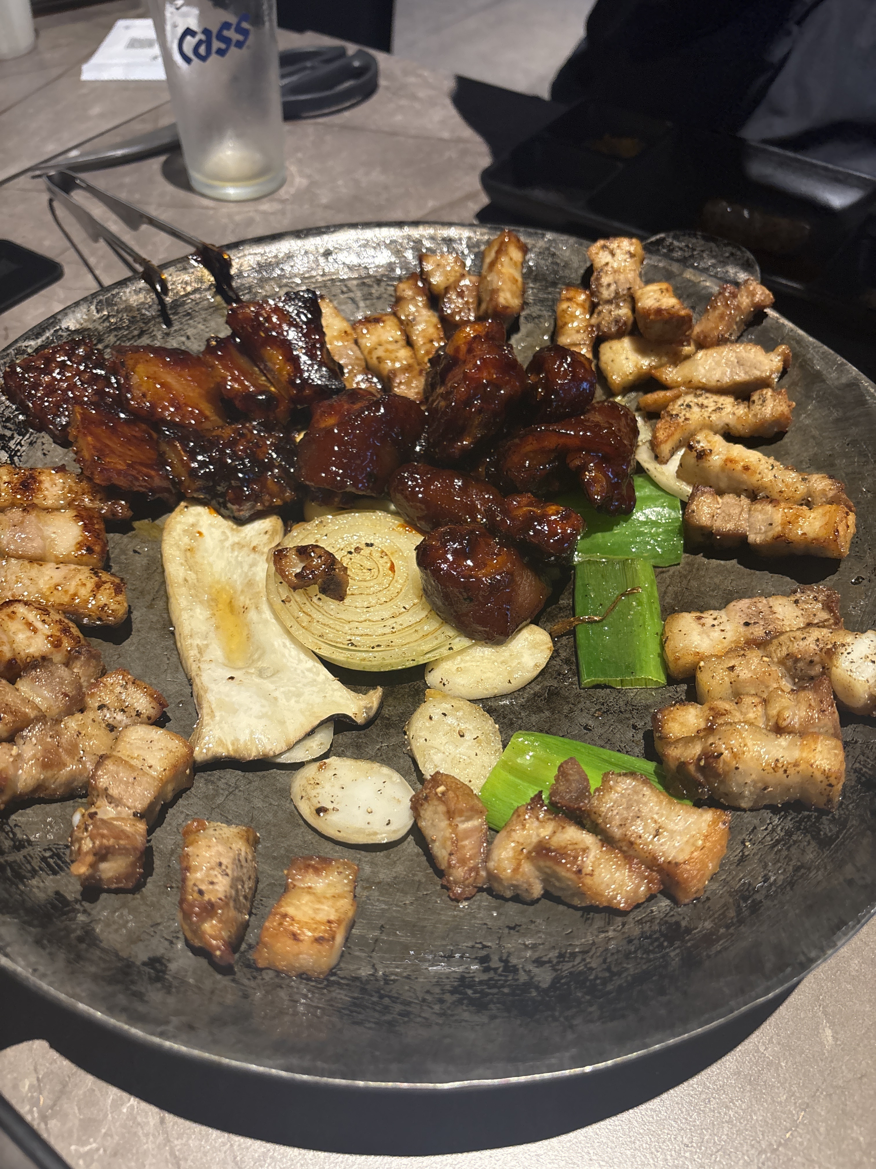 구워져서 나와서 편하고 깨끗하게 먹을수있고 이것저것 양념이 많아서 맛있어요!! 분위기가 좋