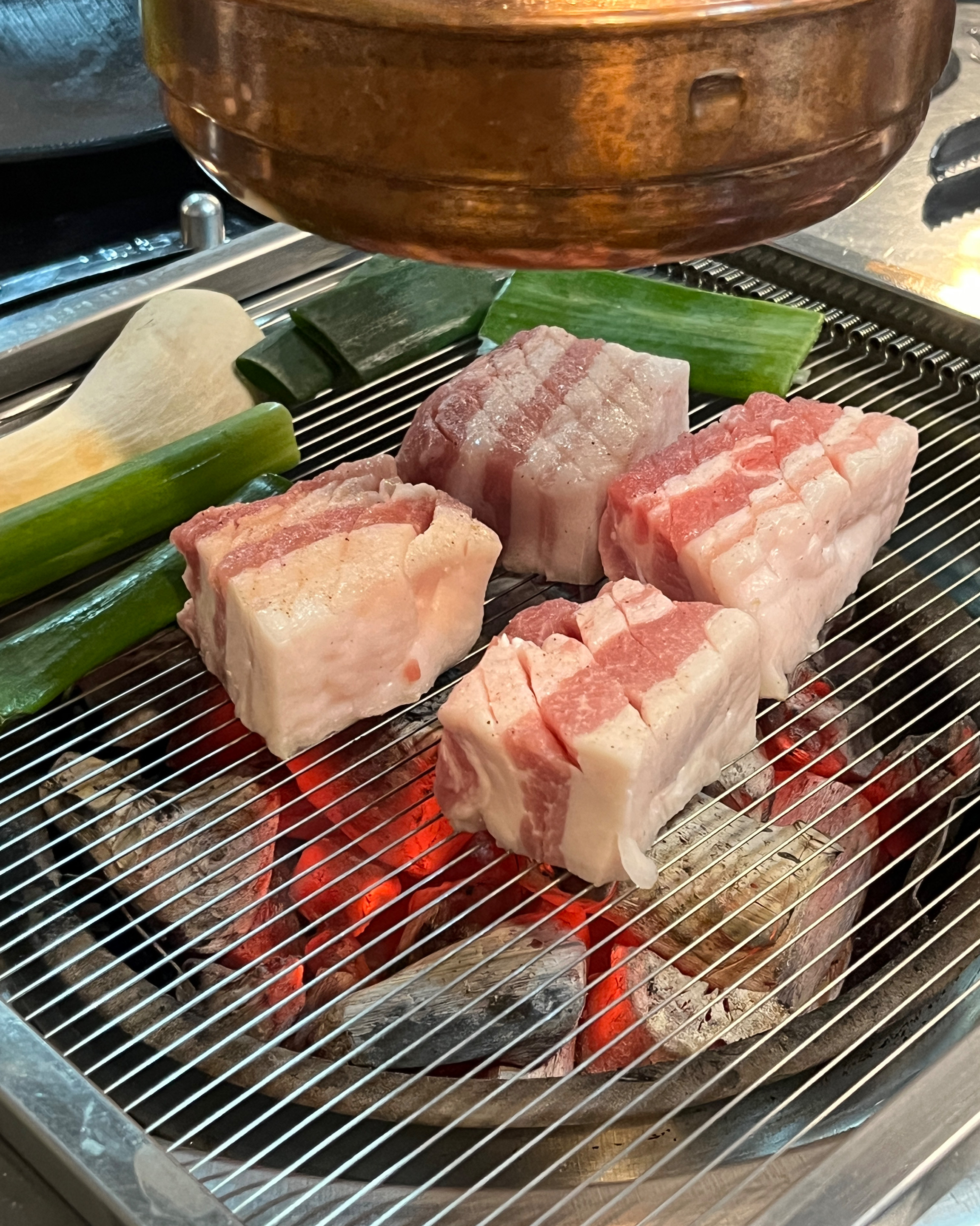 고기 너무 맛있어용!! 야외테이블도 분위기가 너무 좋네요 갈매기살 추천 합니다! - 대구 맛집 유창숯불