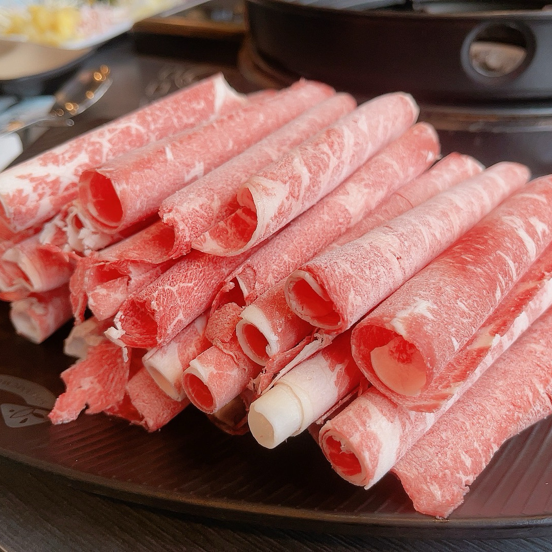 매장이 넓고 깔끔합니다. 야채종류도 다양하고 고기도 맛있어요. 식사 후 디저트를 즐길 수