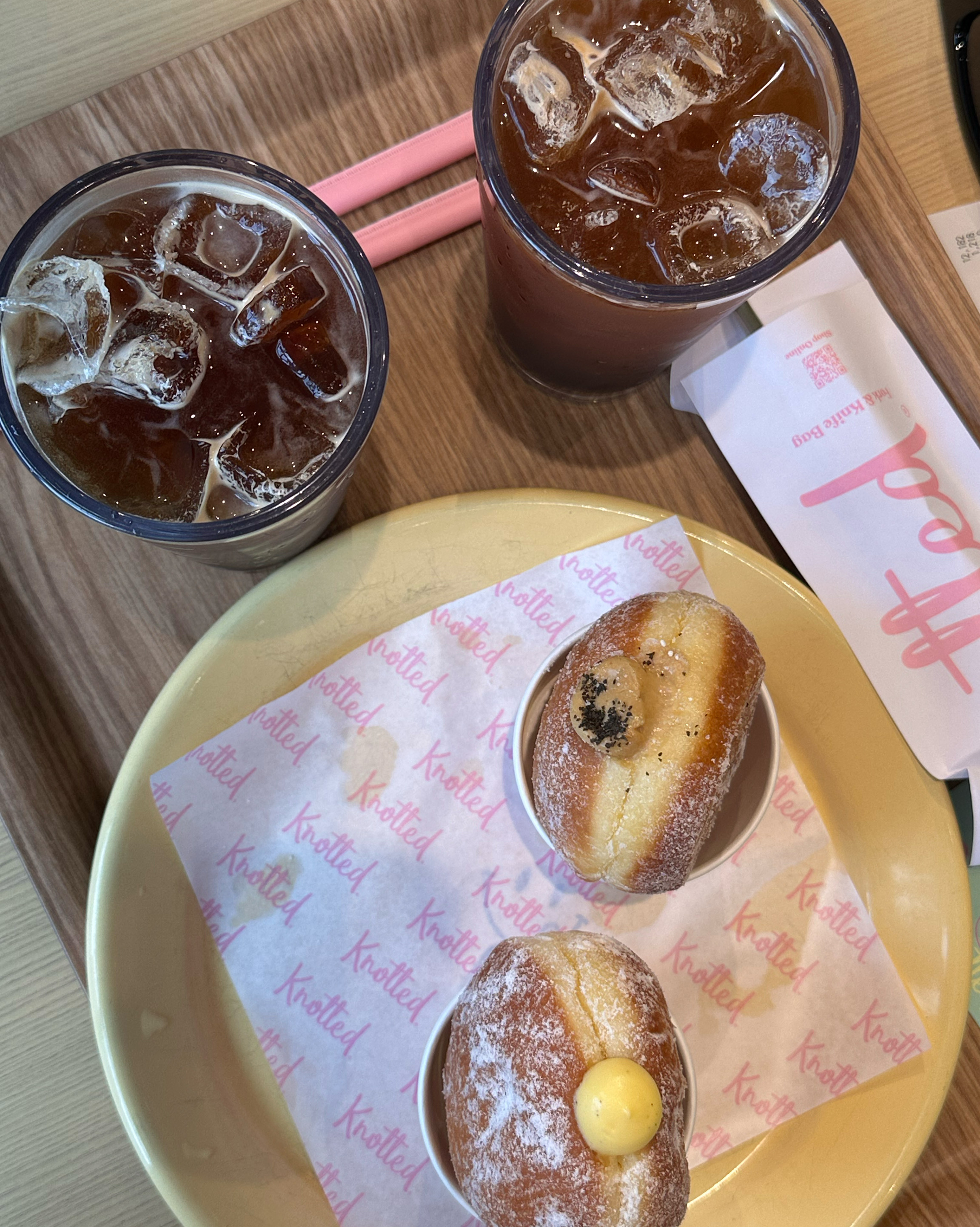 매장 쾌적하고 너무 친절하세요 도넛은 말해모해 많이 달지도 않고 부모님 모시고 왔는데 잘 