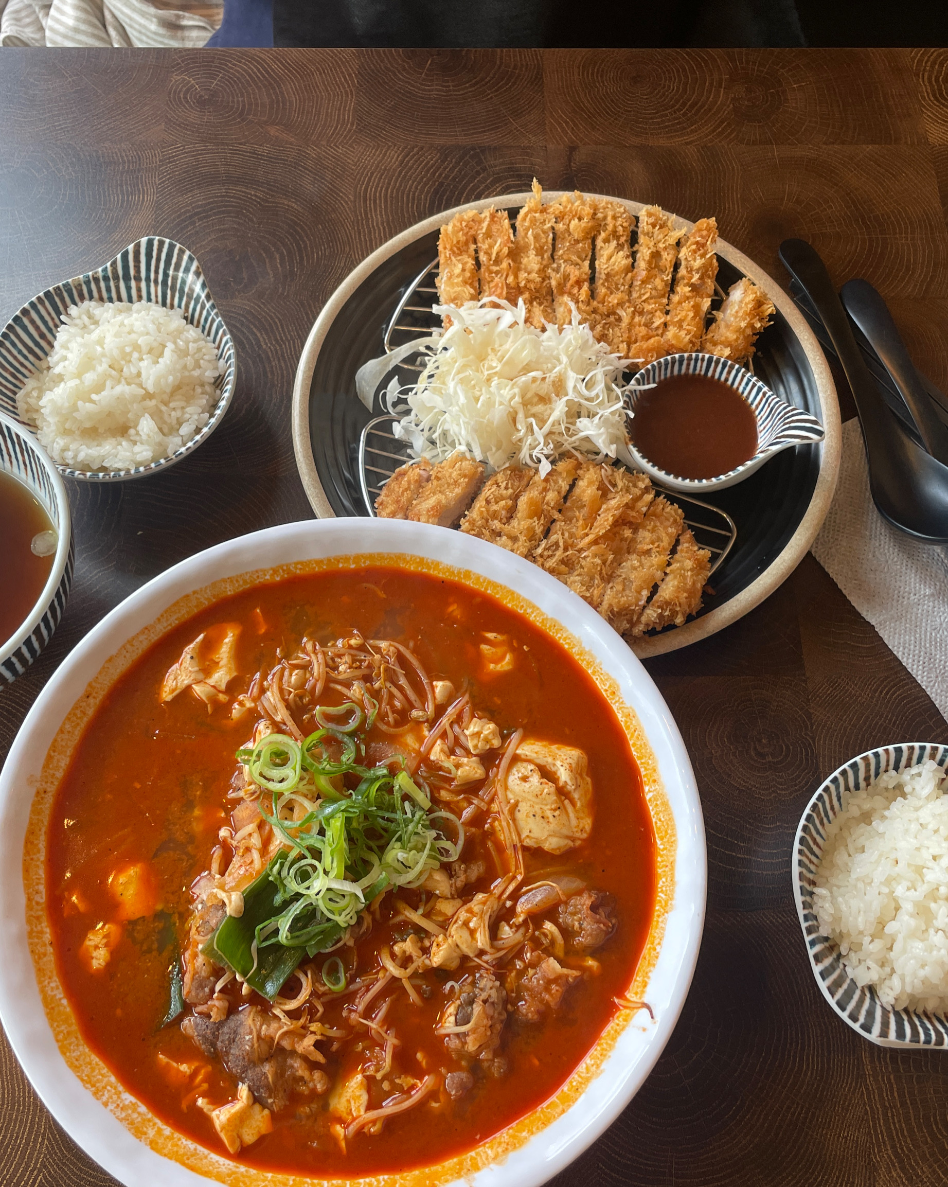 매장이 청결하고 주차하기도 편합니다. 맛있어서 소문난 곳이에요! 음식이 깔끔합니다 - 오산 맛집 삼동소바 오산점