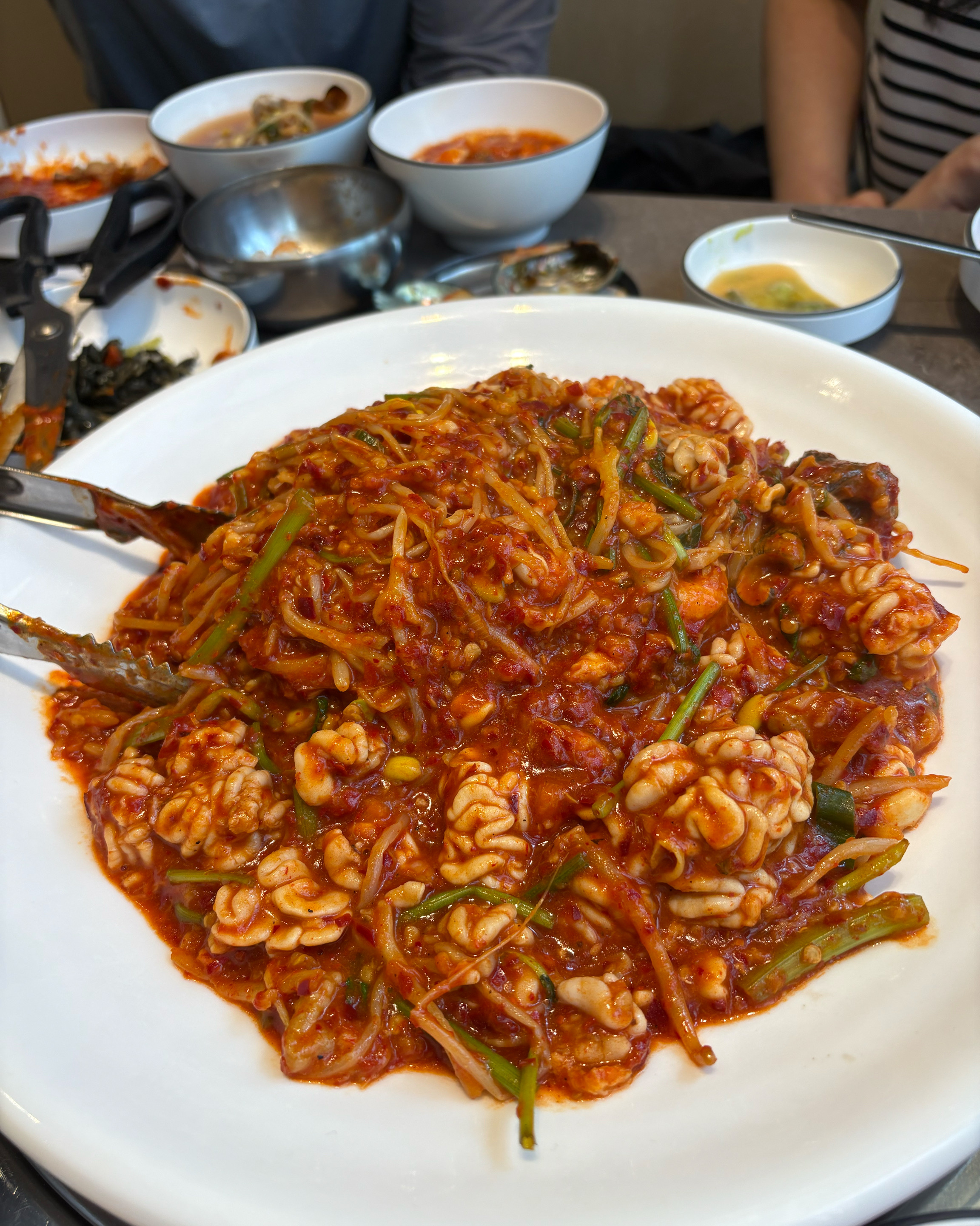 신선한 해물과 깊은 맛의 매콤한 양념이 조화를 이루는 별주부 해물찜탕은 찜과 탕 모두 풍성
