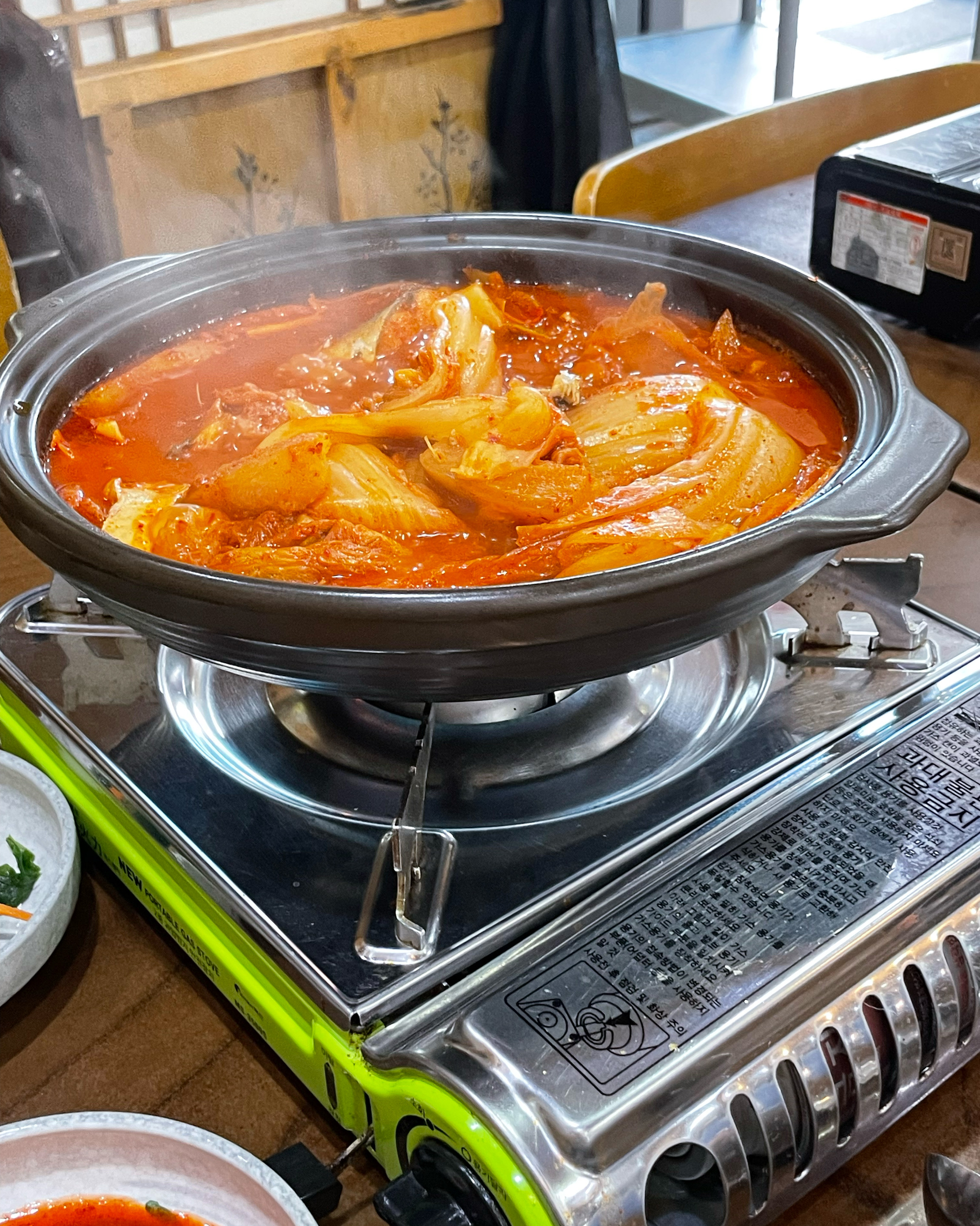 고등어쌈밥 정식 진짜 맛있어요! 묵은지 반포기 넣어주는 것 같은데 김치도 맛있어요! 양도 