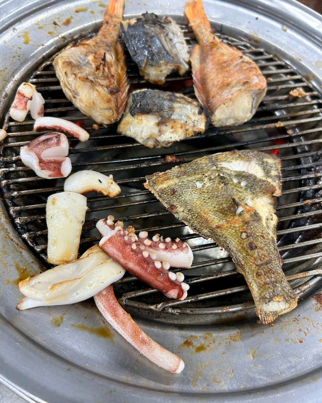 평일 점심 11시 30분 정도에 방문했는데 홀이 절반 정도 차 있었고, 12시 정도 되자