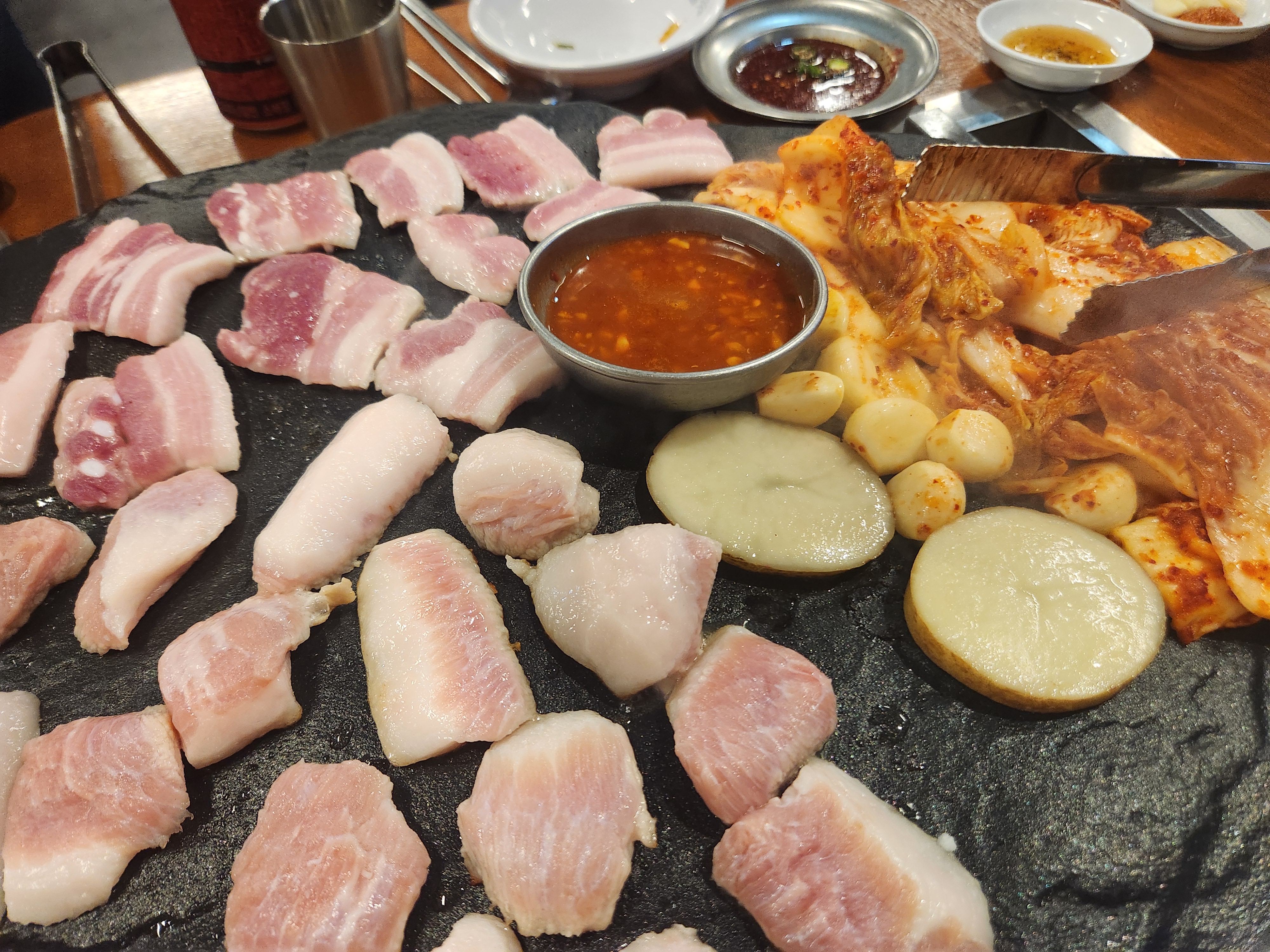 웨이팅이 길지만, 그만큼 고기가 너무 맛있어요~~!! - 인천 맛집 석암생소금구이 송도타임스페이스점