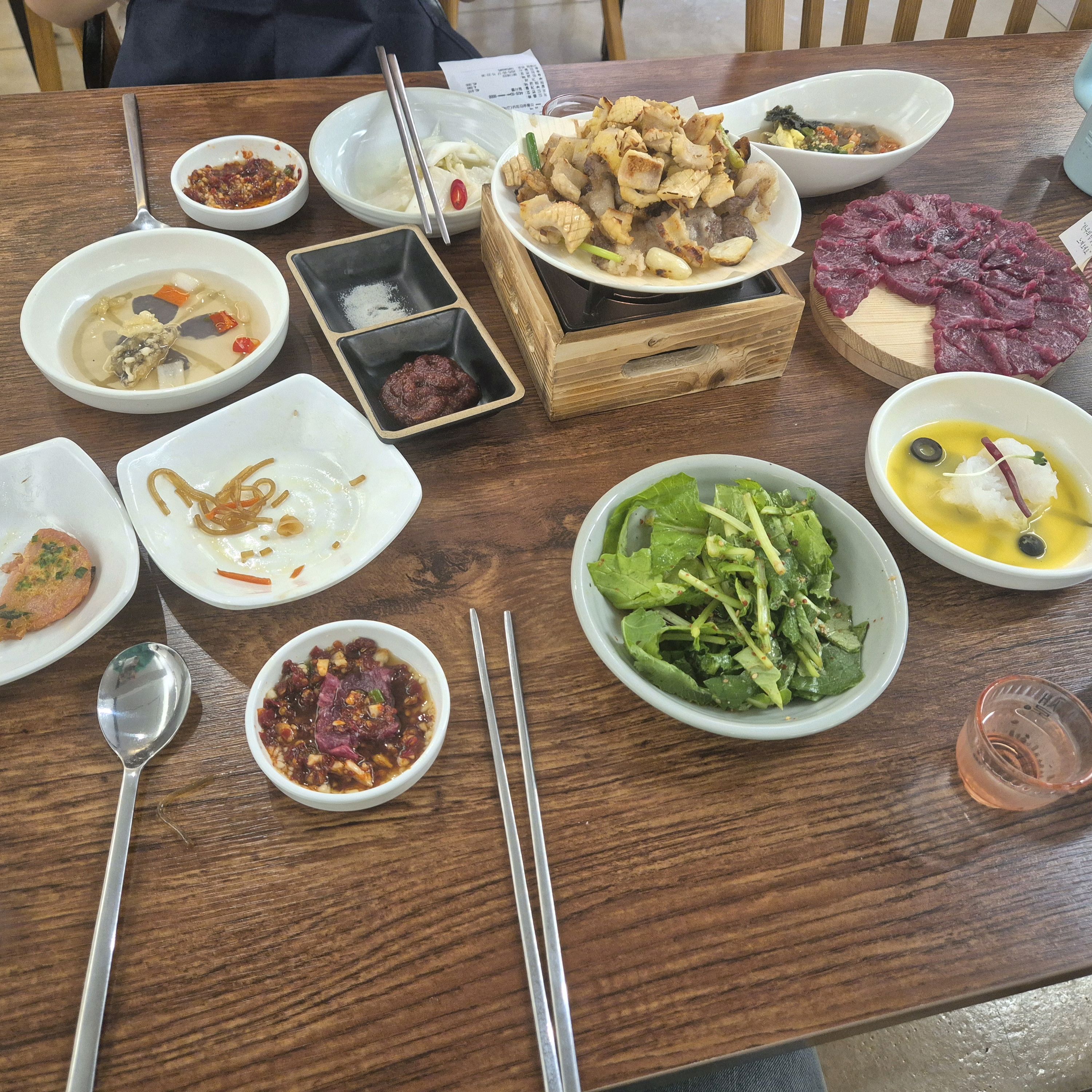 음식이 정갈하고 맛이 있습니다 이사님이 재밌으시고 분위기를 좋게 만들어주셔서 좋은 기억가지