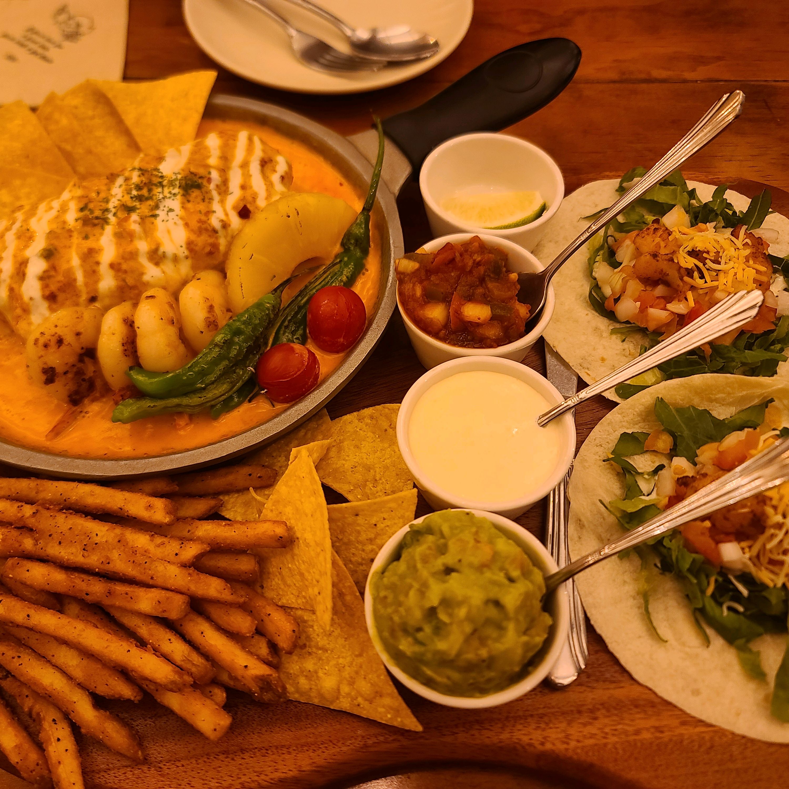 매장이 넓어 단체를 원하신다면 좋습니다! 맛도 괜찮구요 조용한 분위기에서 데이트를 원하신다