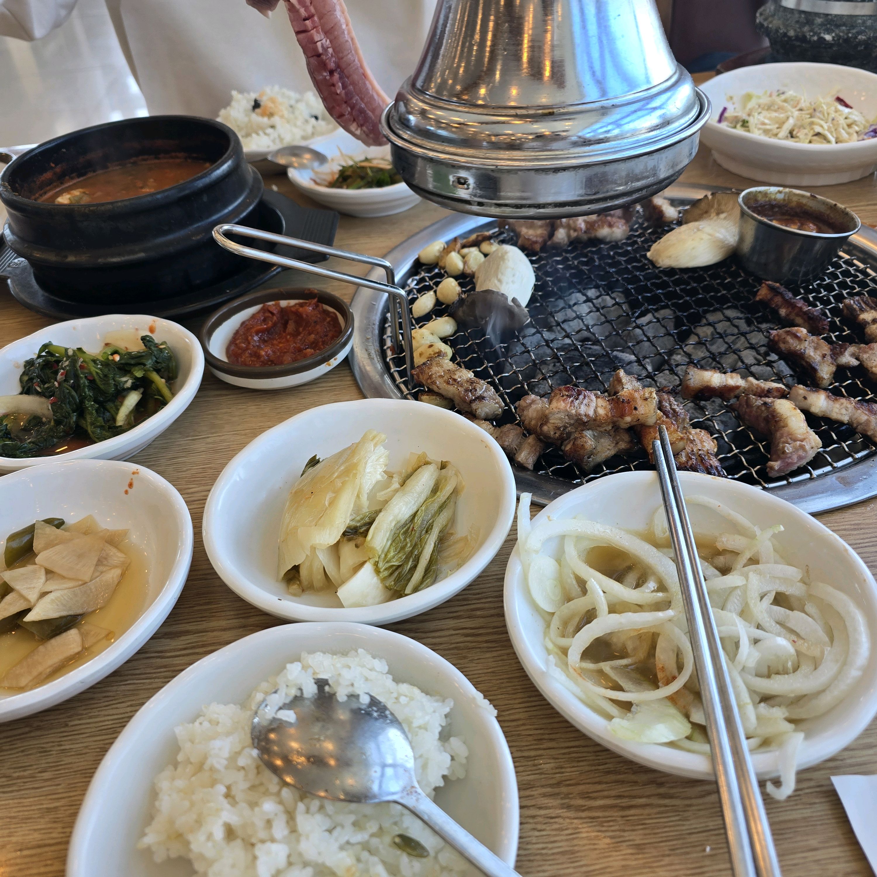 고기가 깨끗하고 잡내없고 직원분들도 친절하셔서 자주 이용합니다. - 제주 맛집 늘봄흑돼지
