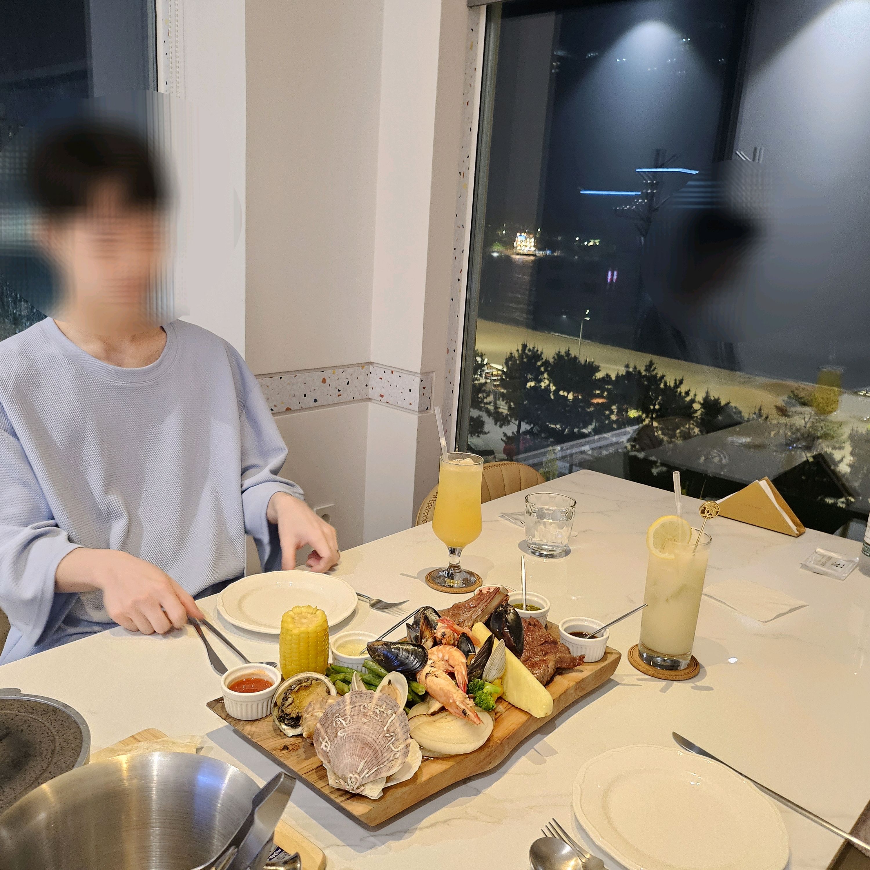 송정해수욕장으로 여행간김에 근처맛집알아보다가 예약하게되었는데 저도 남자친구도 룸으로된곳은