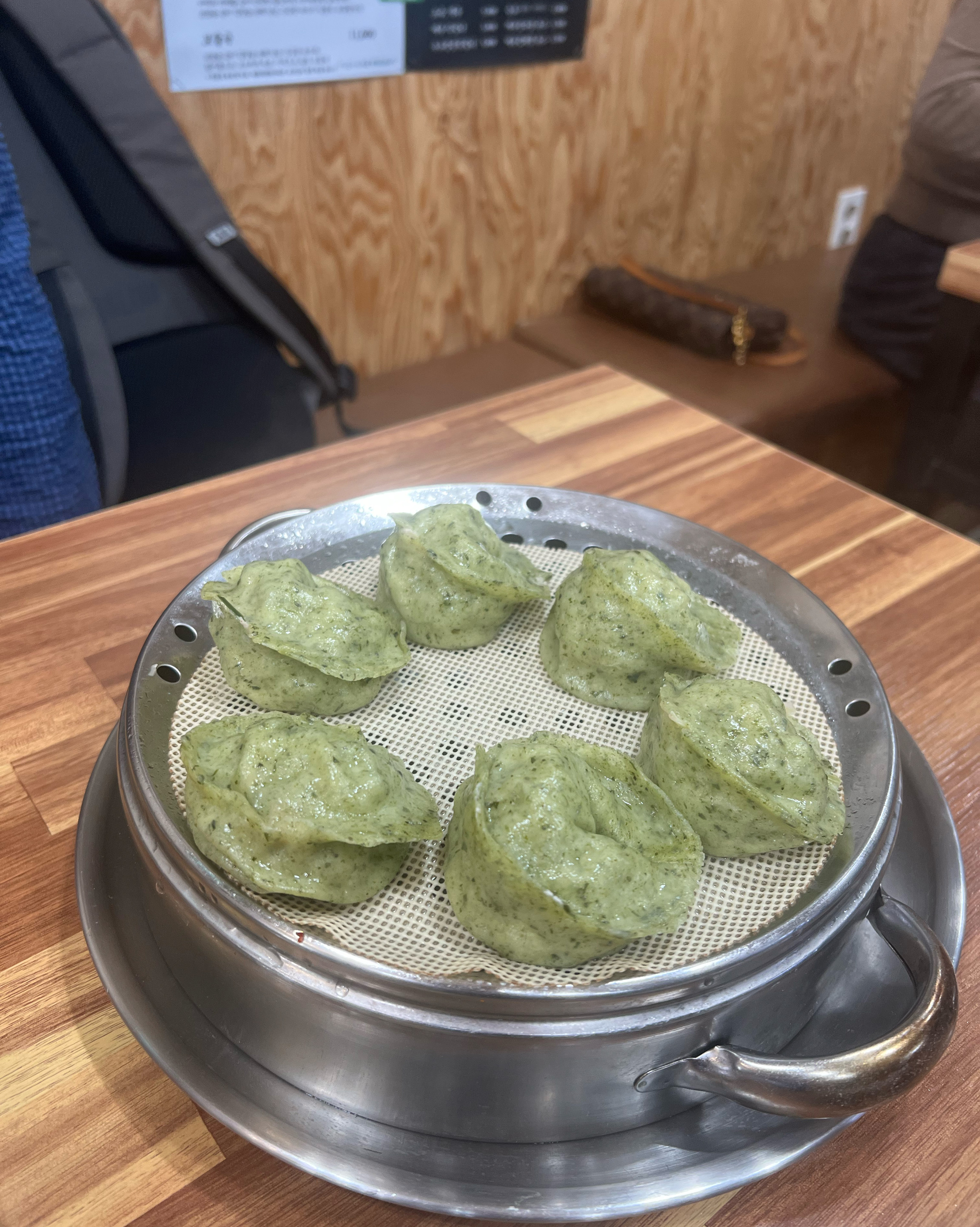 국물 맛이 진해서 맛있어요 - 제주 맛집 신제주보말칼국수 제주본점