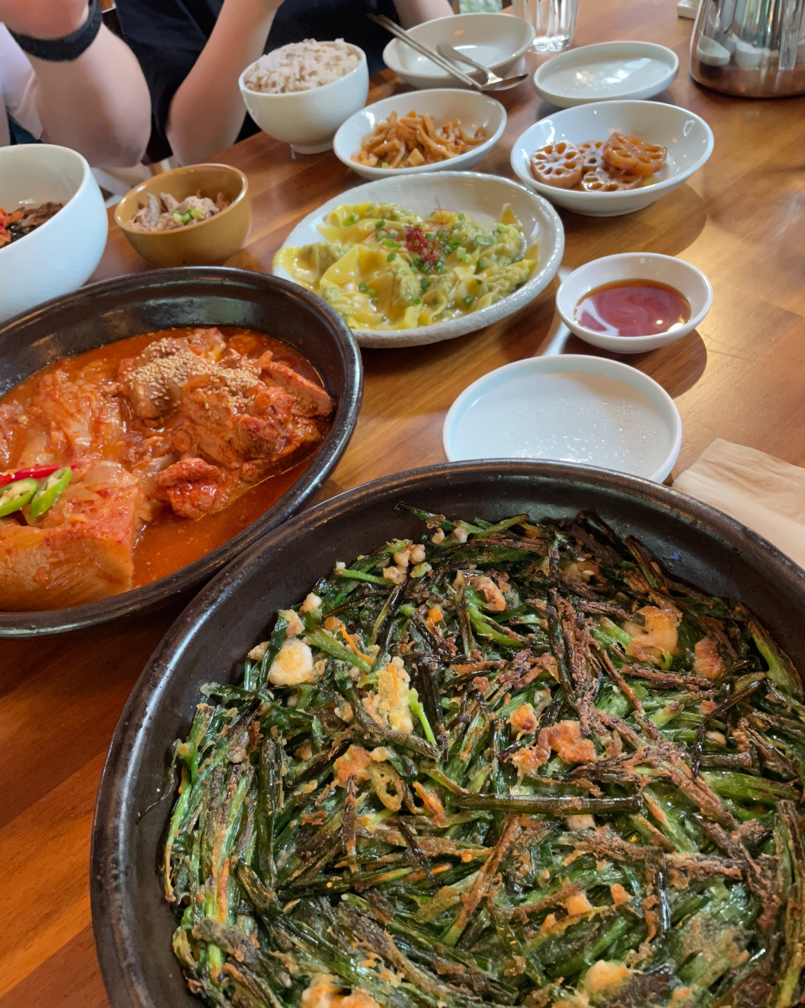 아이랑 급 익선동 왔는데 밥집 찾다가 발견했어요 김치찜이랑 가지가지 맛있게 먹었어요 양도 