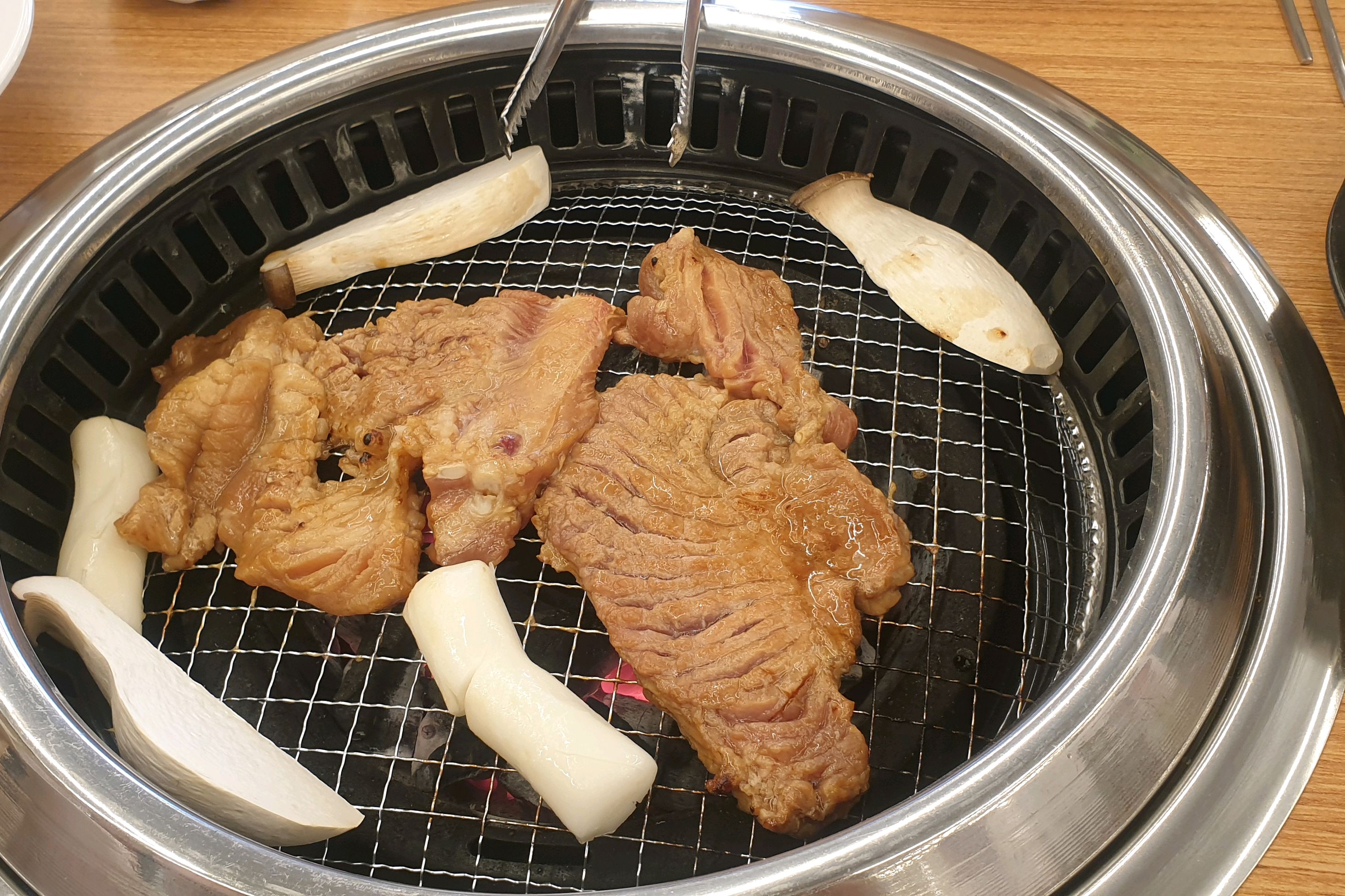 지인분들과 저녁 먹으로 왔는데 - 대전 맛집 솔가숯불갈비 서대전점