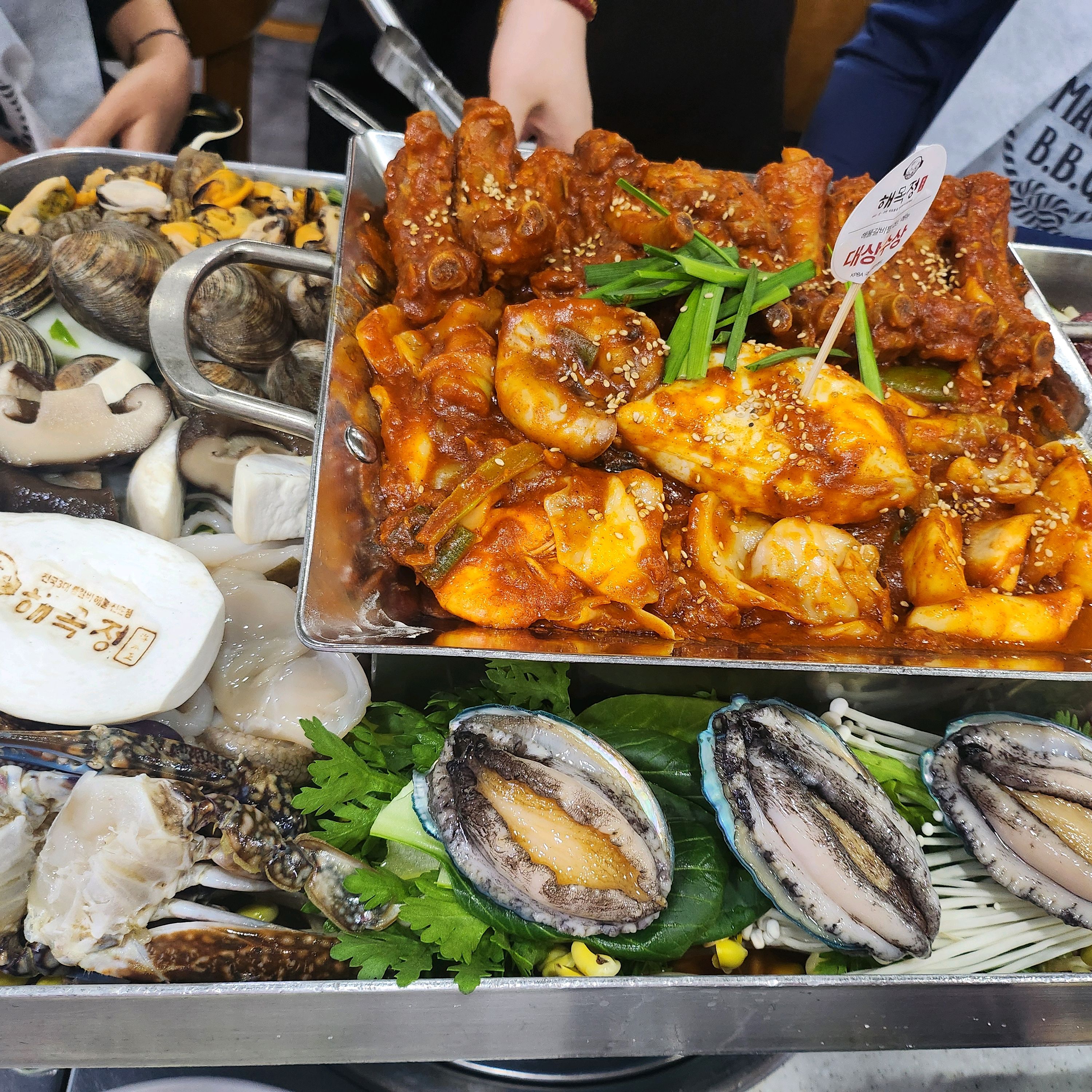 저녁시간이라 사람이 많아서 깜짝 놀라고 주문한 음식이 나왔을때 푸짐함에 또 한번 깜짝 놀랐