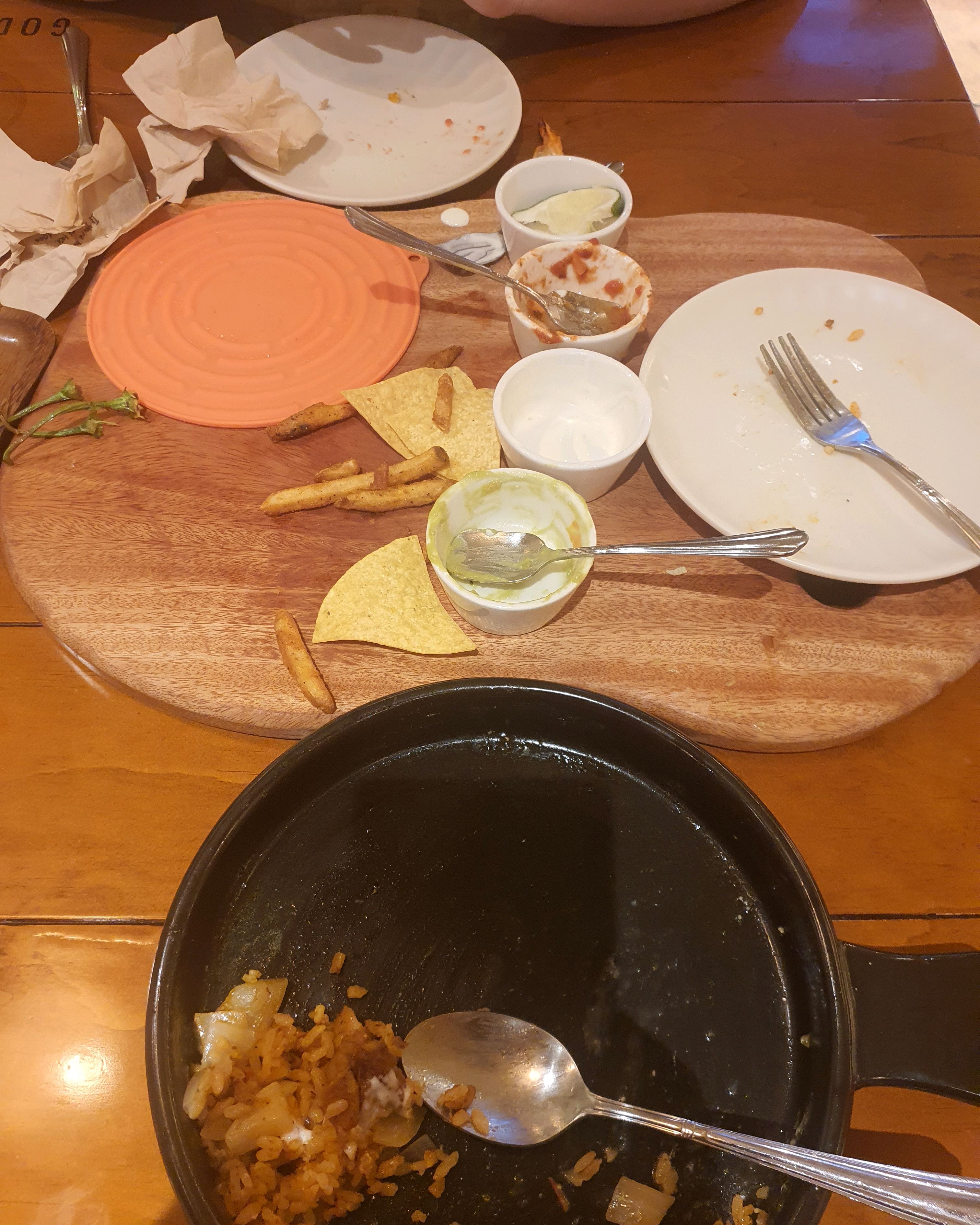 맛나게 먹고갑니다. 맛있게 먹다보니 리뷰에 쓸 사진을 찍는것을 깜박했습니다. 다먹을때쯤에 