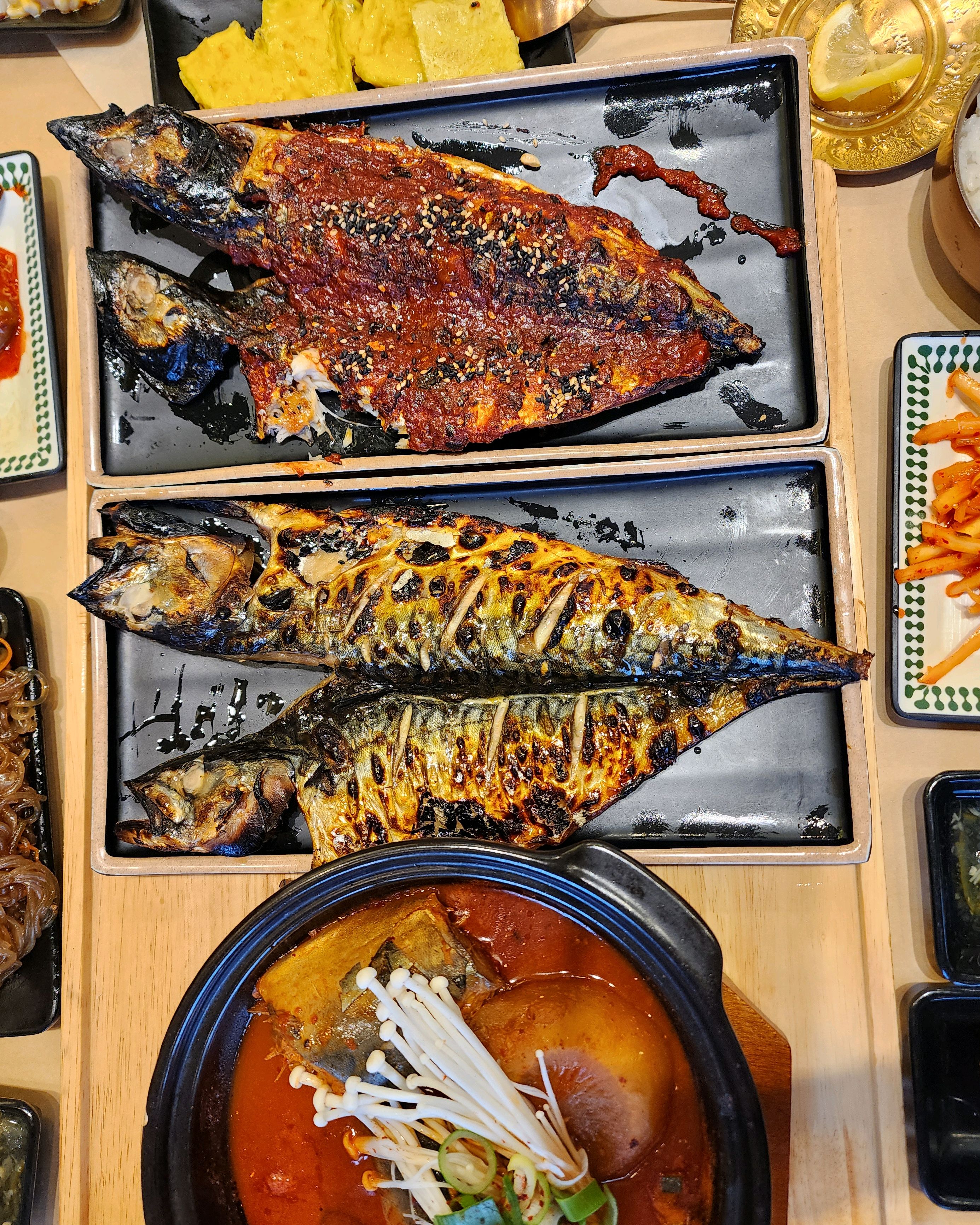 반찬이 다양하게 뷔페식으로 있는데 맛있습니다. 간이 딱 맞네요! 고등어구이도 맛있었지만 생