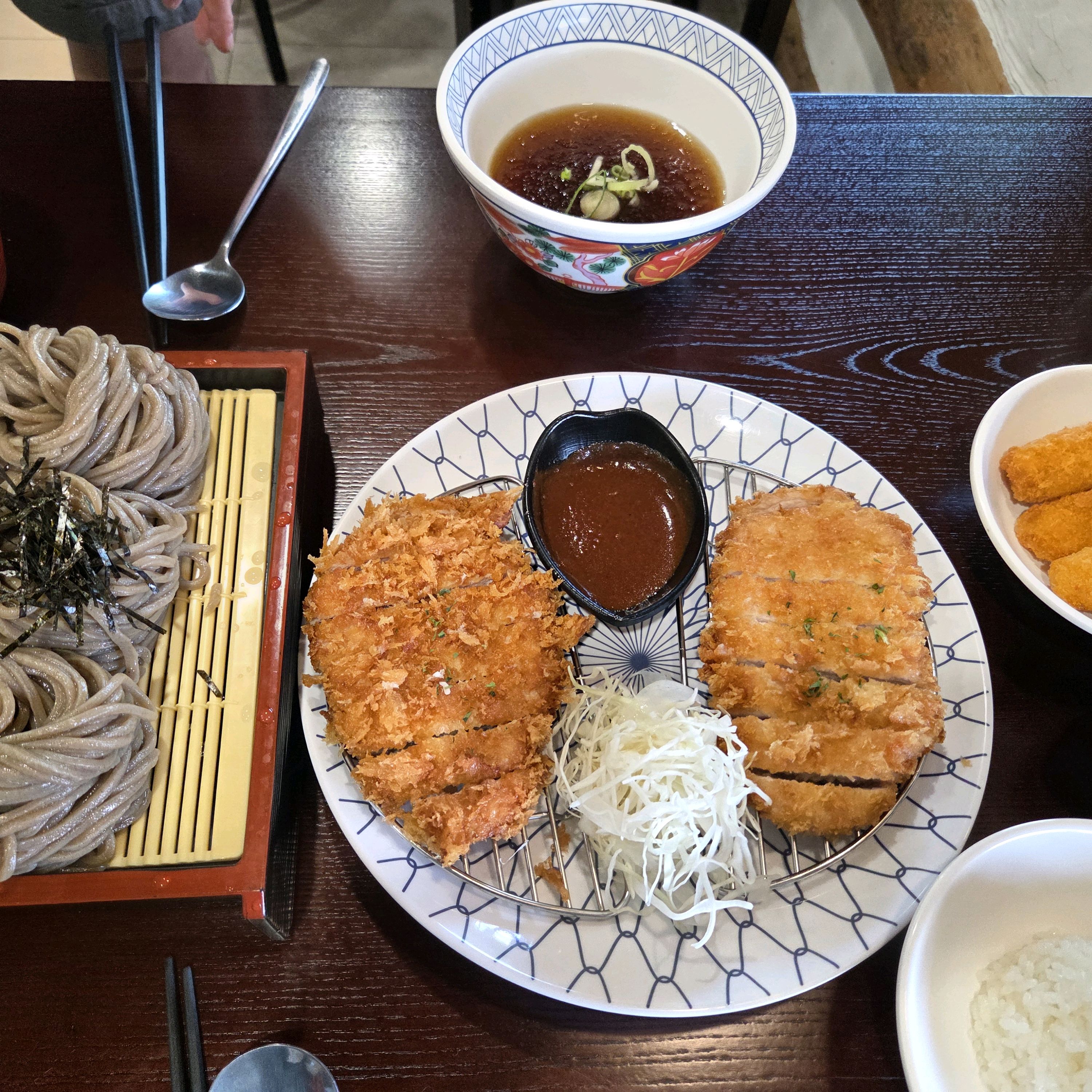 두번째방문이에요~~! 앞에 저수지가있어서 뷰도좋고 음식도 넘넘 맛있어요😄😄 양도 많아요 부