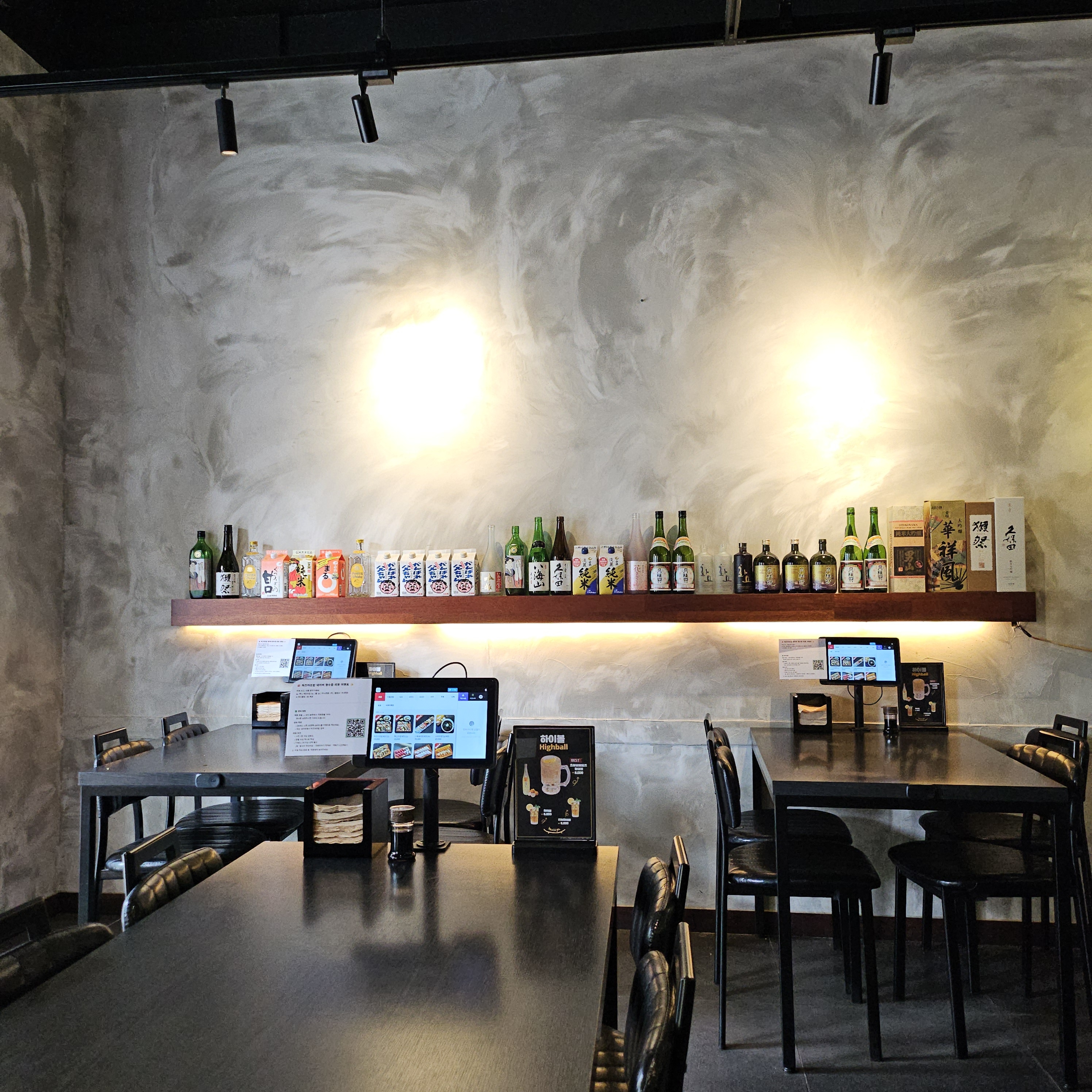 배달만 시켜먹다가 매장 방문은 처음인데 깨끗하고 좋아요. 음식도 맛있습니다. - 대전 맛집 하츠야초밥