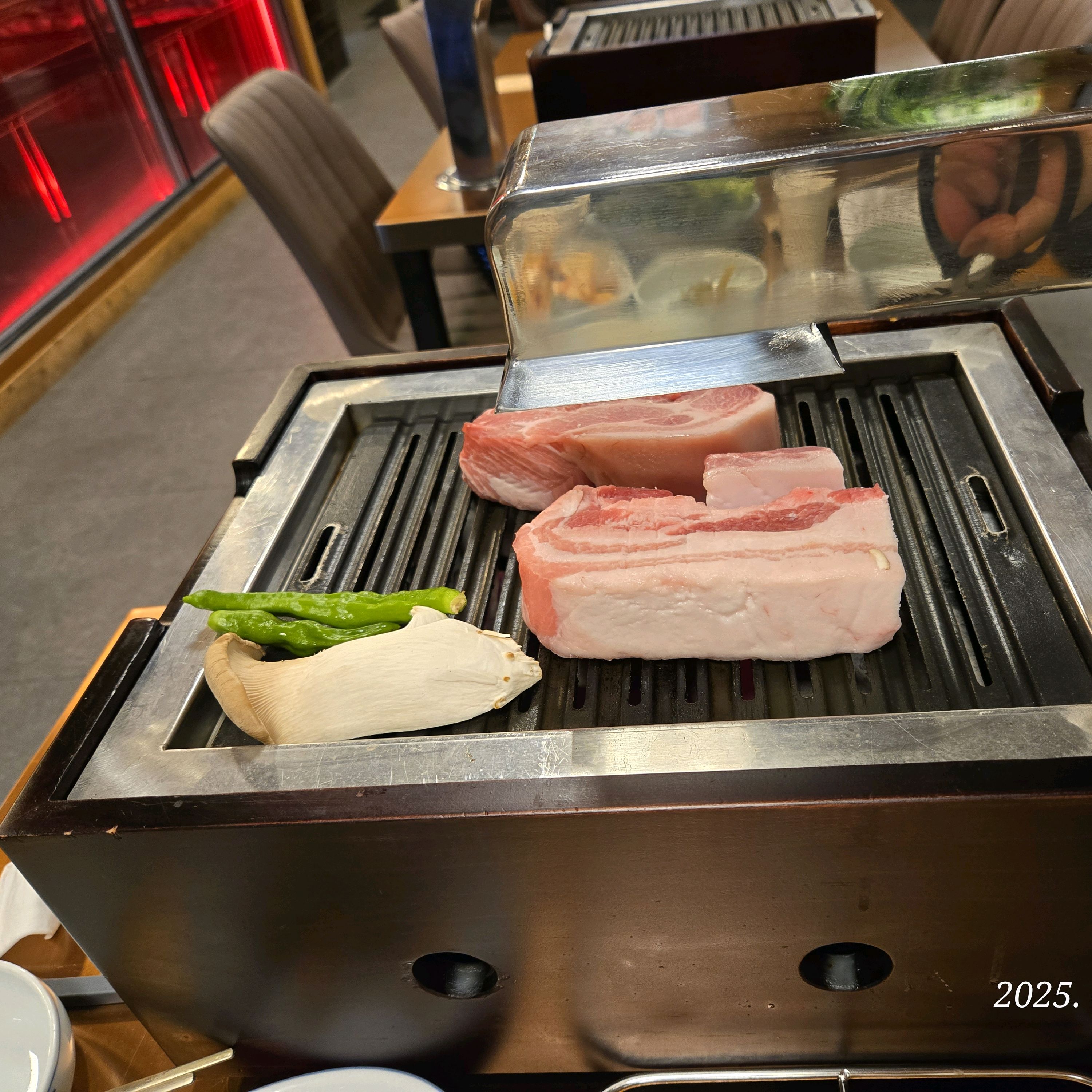 고기가 맛있구요 점원들께서 잘 구워 주세요. 반찬 하나하나 다 맛있어요. 두 번째 방문입니