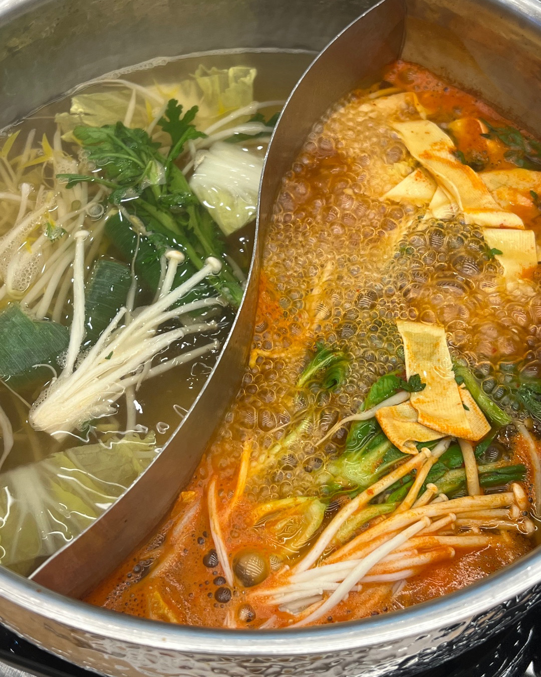 야채랑 고기 종류도 많고 신선해요! 다른 사이드 음식들도 다양하고 자주 채워주셔서 좋았어요