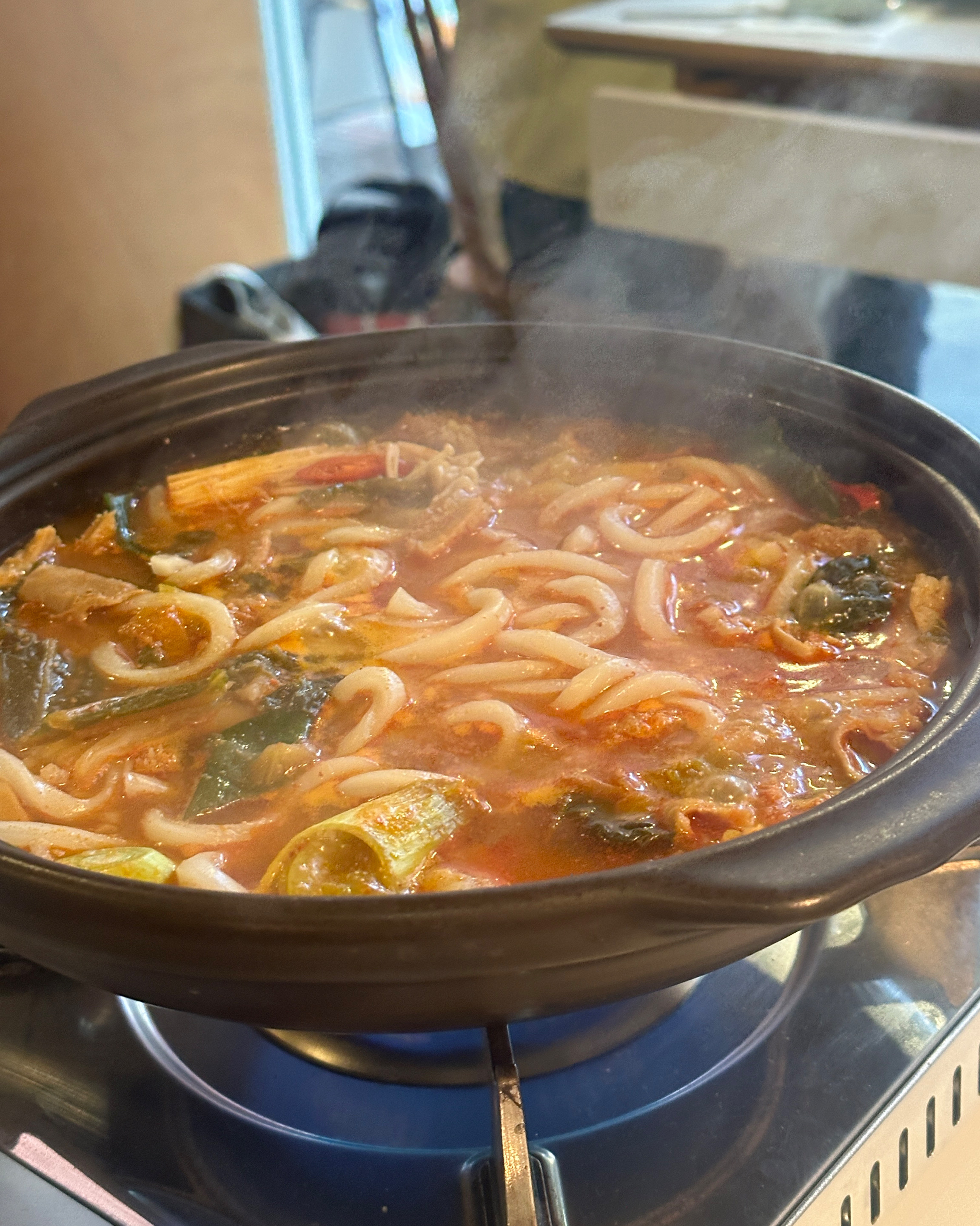 곱창전골 미쳤음!!🥹국물이 지이인짜 맛있어서 바로 우동사리 추가했어요 가지튀김도 필수로 주