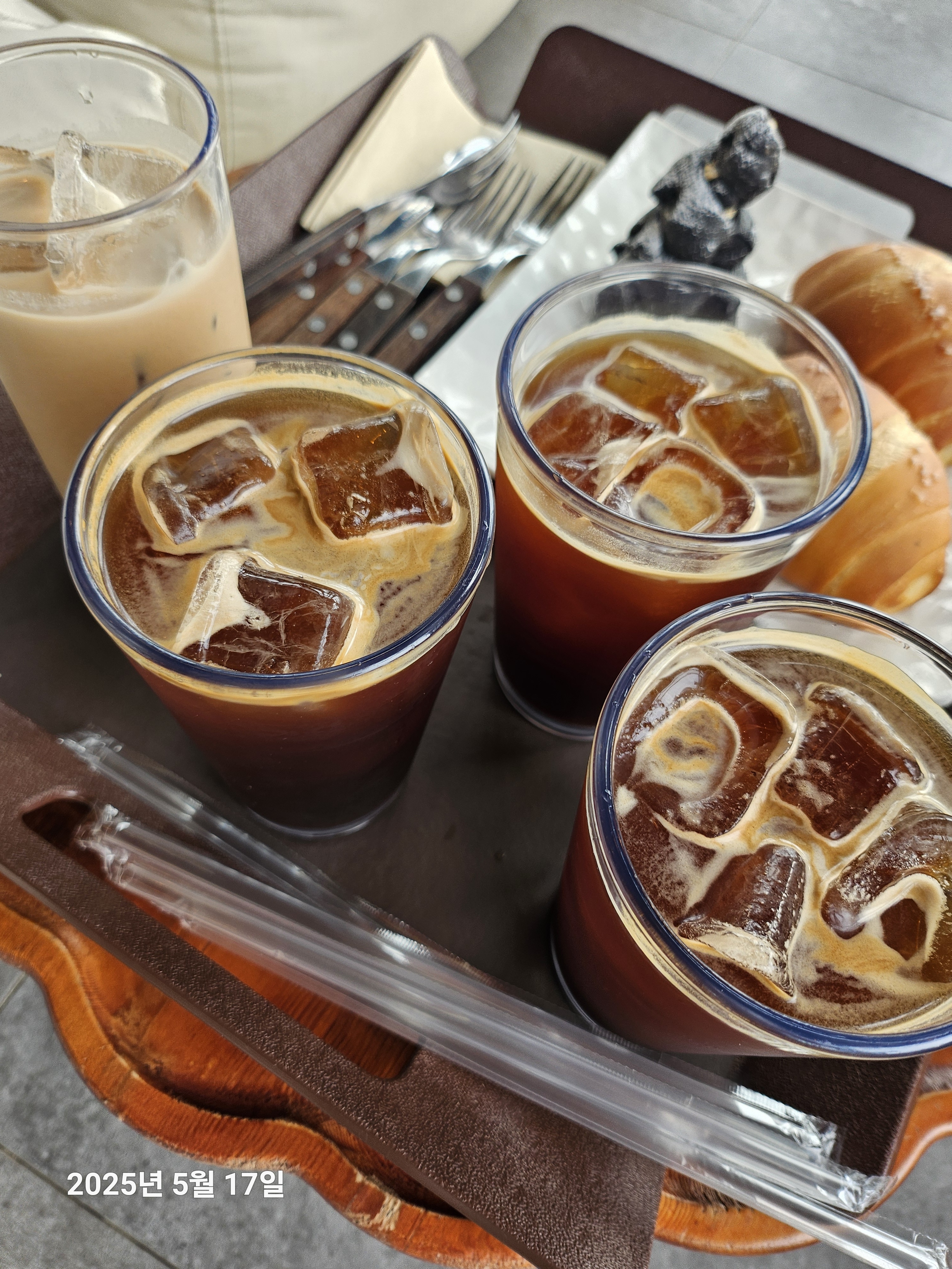 빵이랑 커피가 맛있어요. 앞이 탁트인 바다전망이라 넘 좋아요. - 제주 맛집 노을리