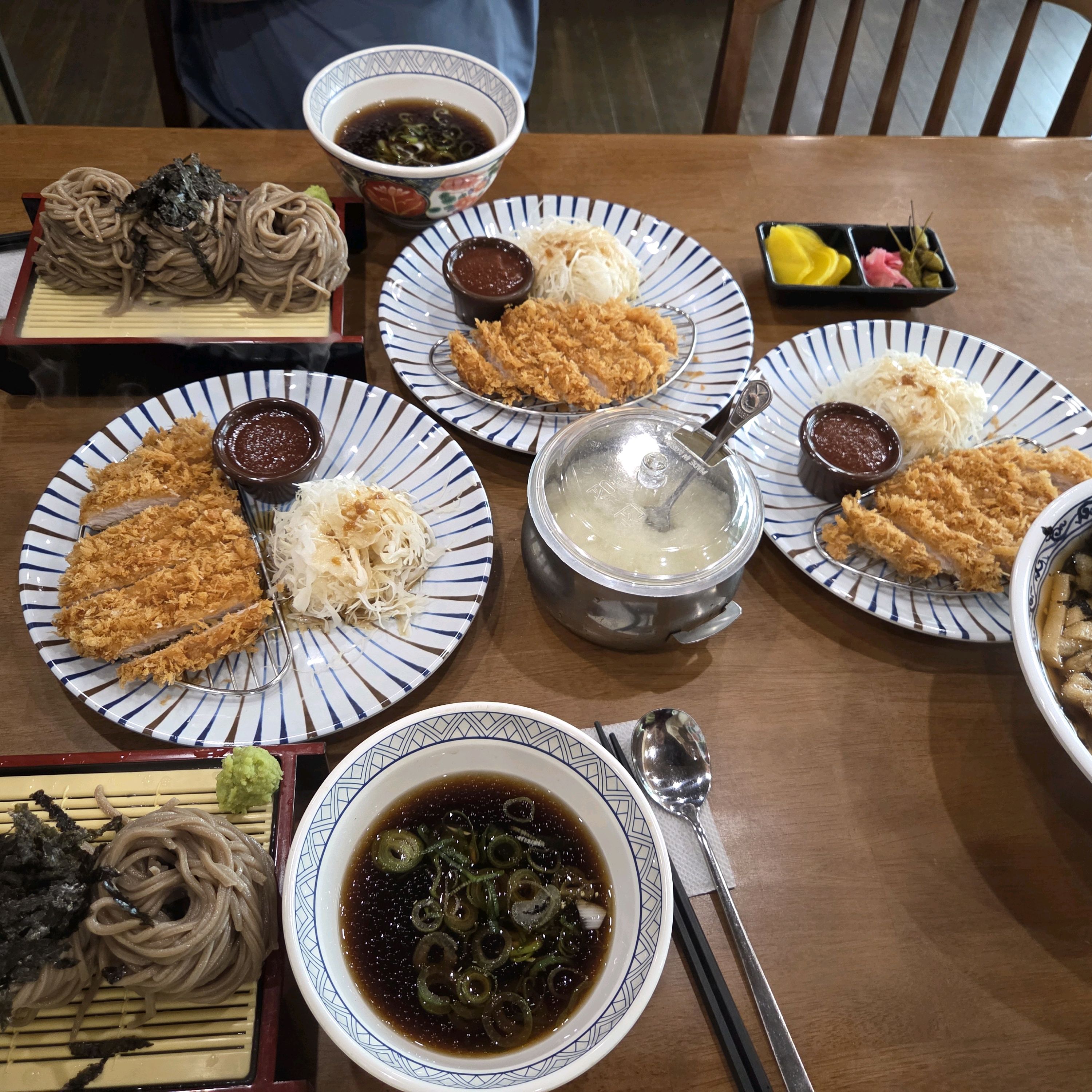 면이 정말 맛있어서 냉모밀이 너무 맛있었어요! 돈까드 정말 맛있었습니다! 또 오고 싶어요