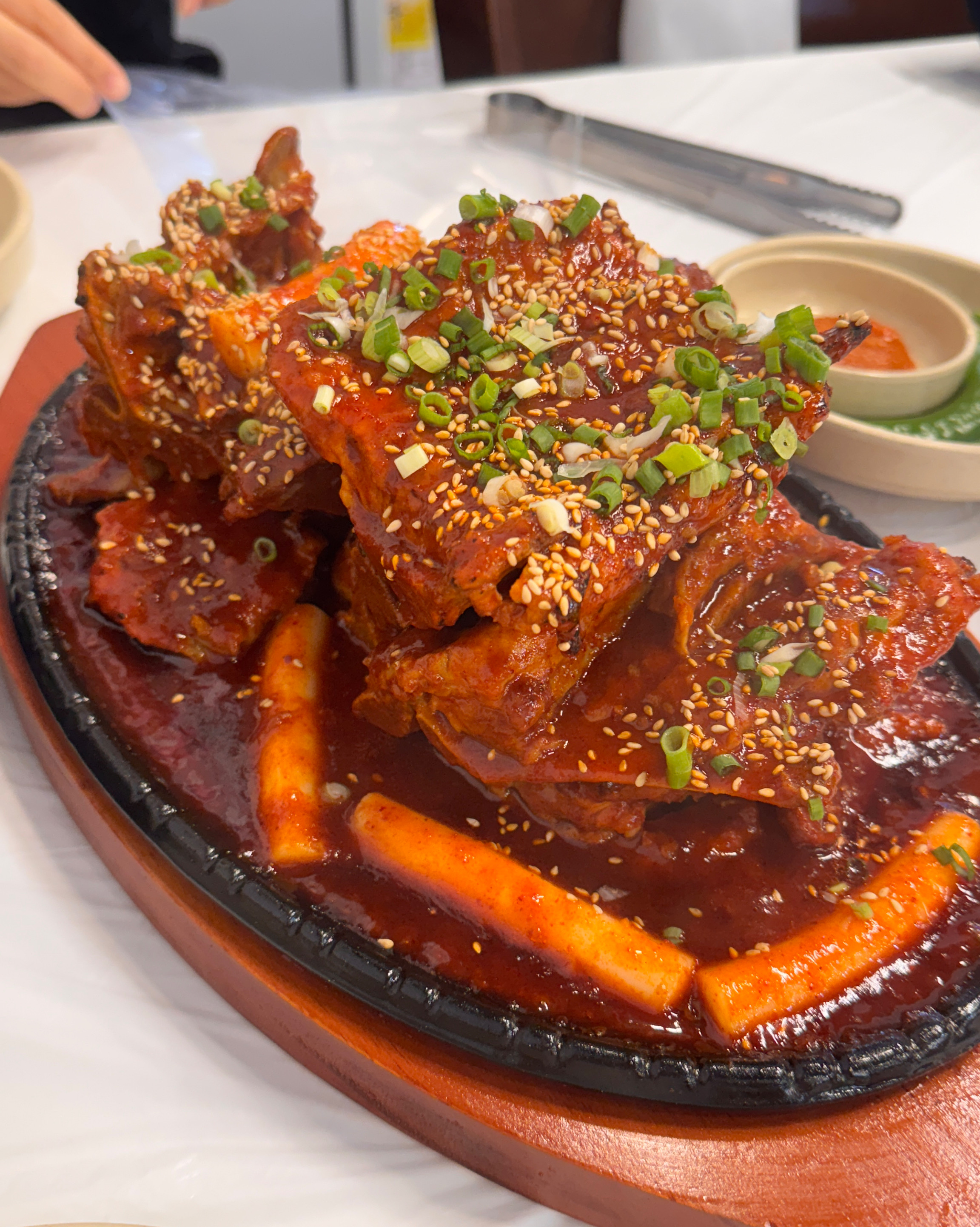 뼈구이 원조집은 사람 너무 많아서 왔는데 넘 맛있규 양도 많고 좋아요!! 뜨끈이도 맛있어요