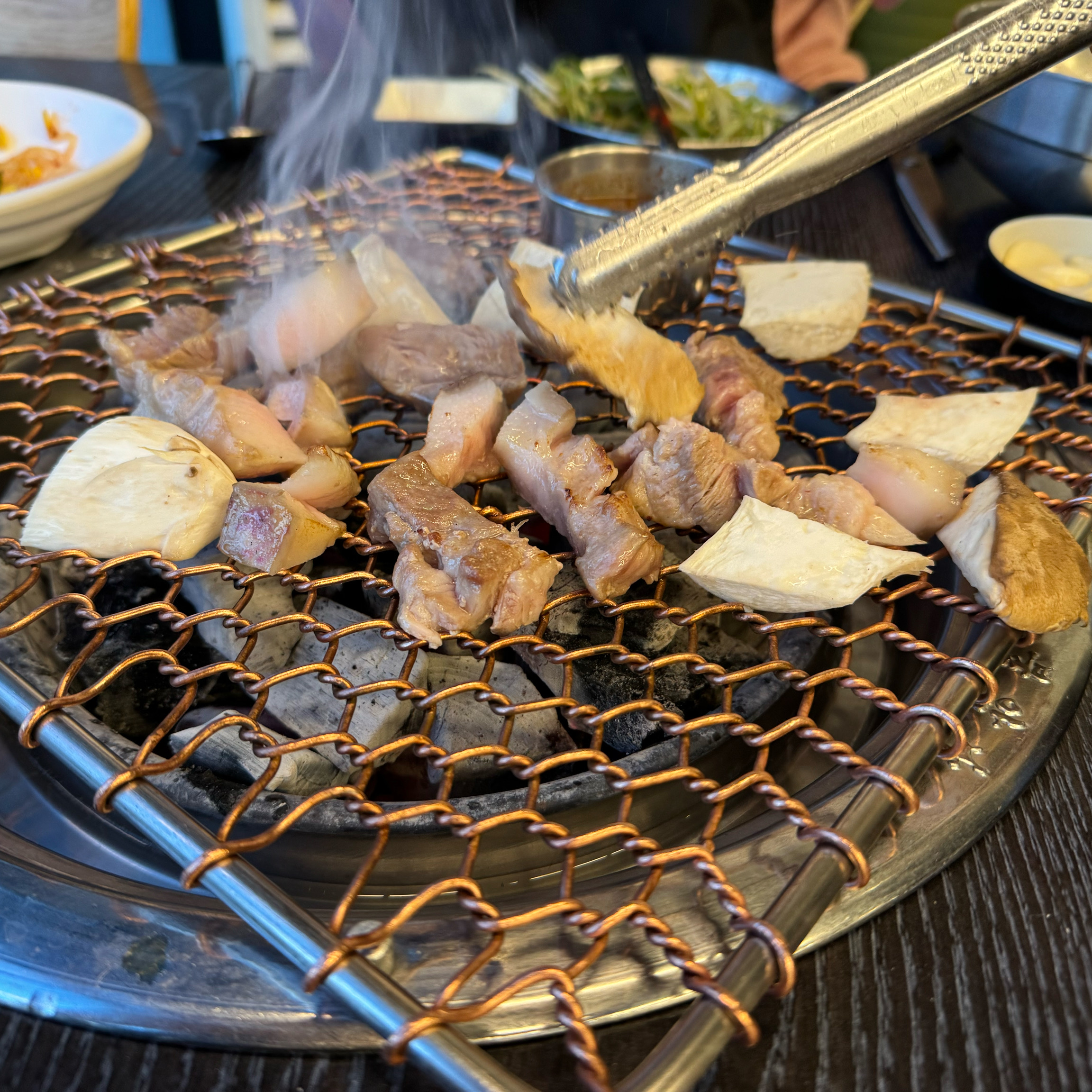 고기도 야들야들 맛있고 밑반찬들도 다 맛있어요! - 제주 맛집 포도원흑돼지