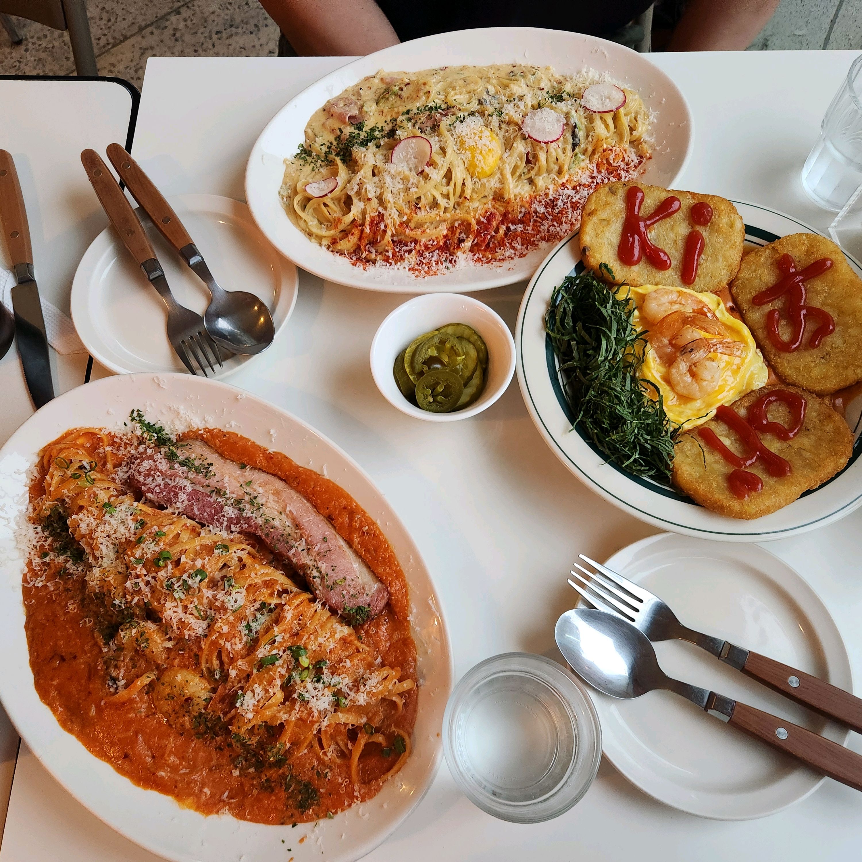 음식 비주얼도 좋고 양도 푸짐해서 너무 맛있게 잘먹었어요^^ 매장 분위기도 너무 예쁘고 데
