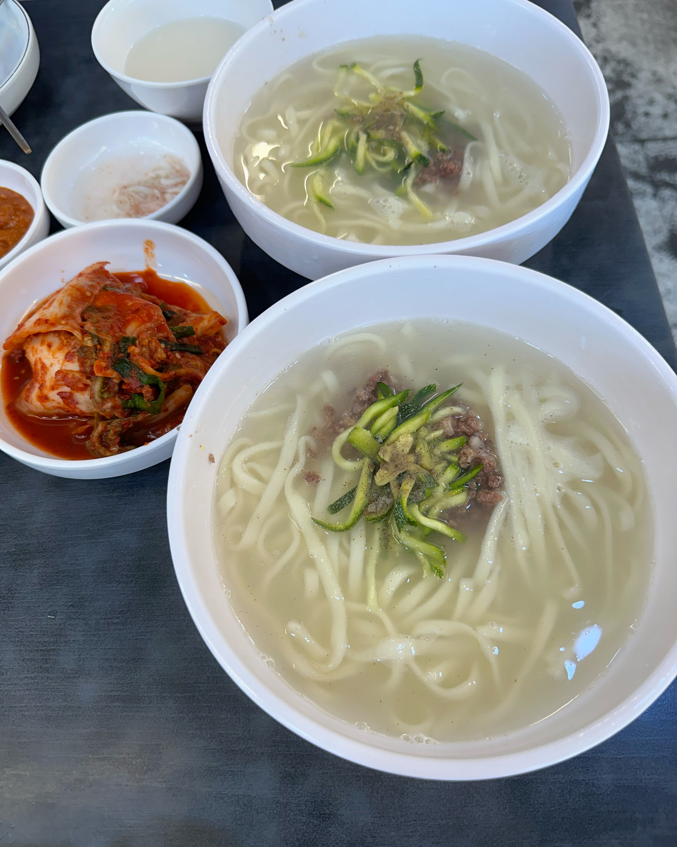 친절하시고 음식도 맛있었어요 - 성수 맛집 훼미리손칼국수보쌈