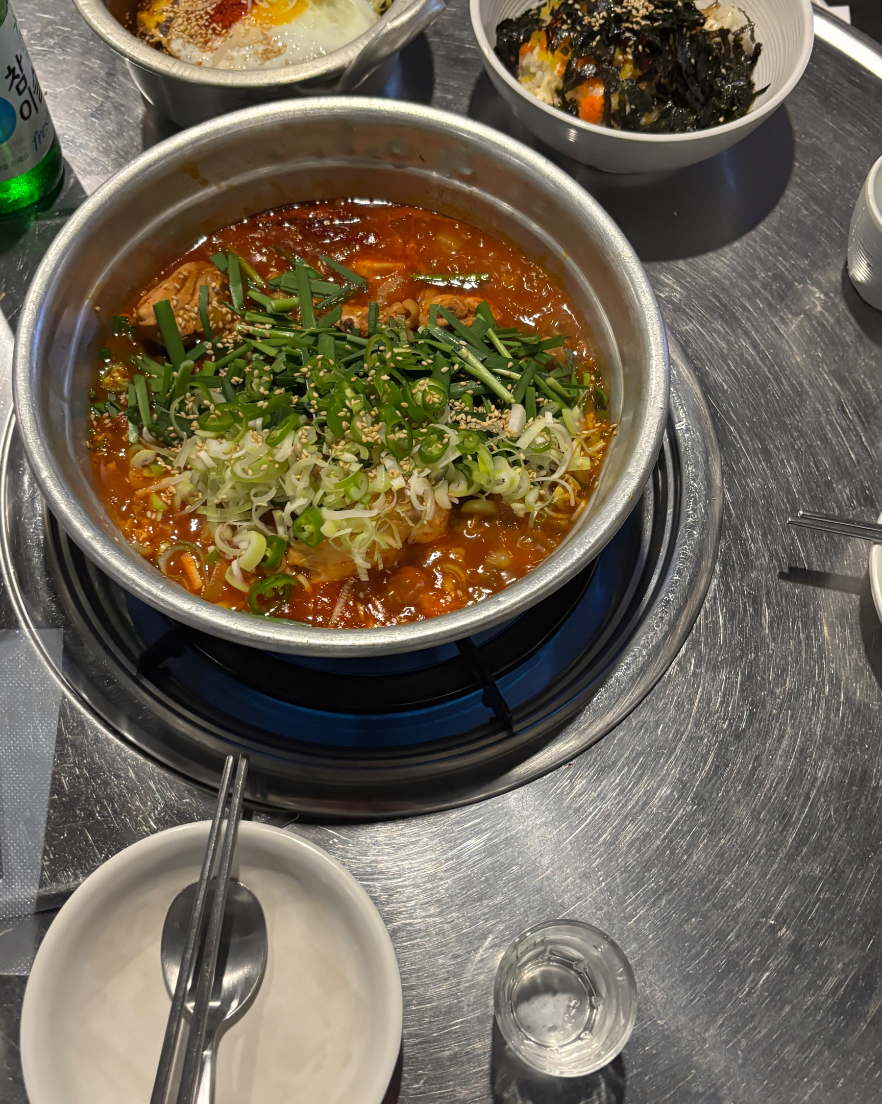 비오는 날 곱도리탕이 너무 땡겨서 먹으러 갔는데 닭이 실하고 맛있었어요~~국물도 얼큰해서 