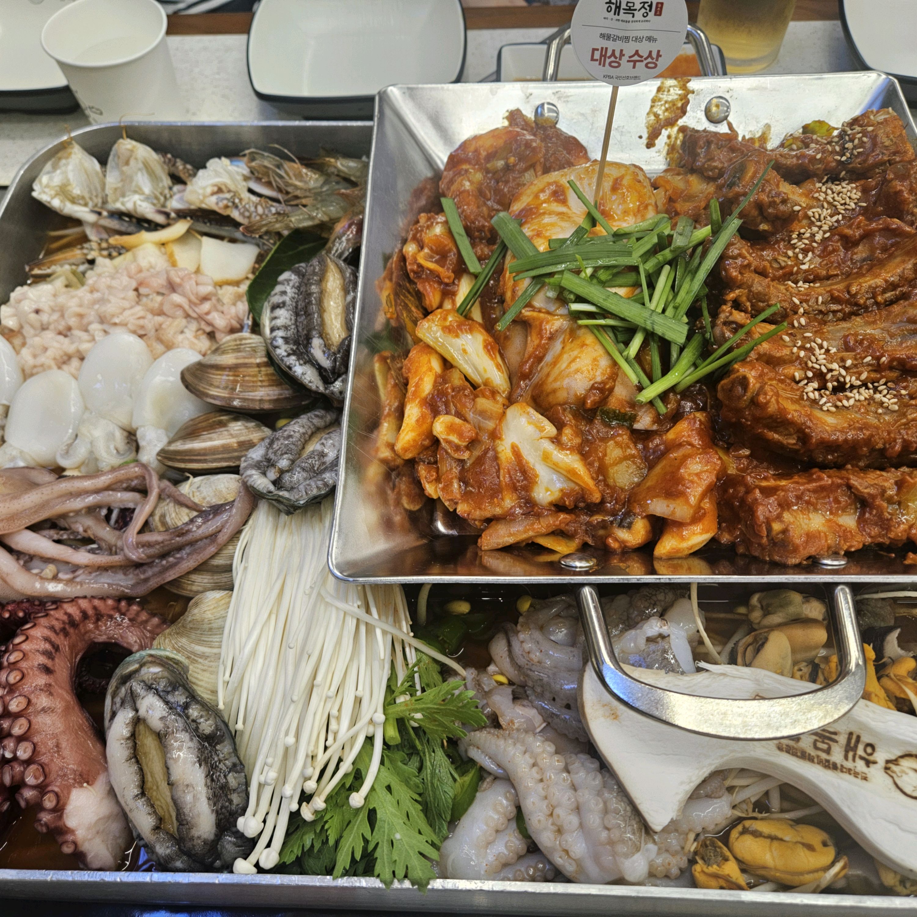 해무찜 처음 먹어봤는데 생각보다 정말 맛있었어요! 해산물이 신선하고 양념도 과하지 않아서