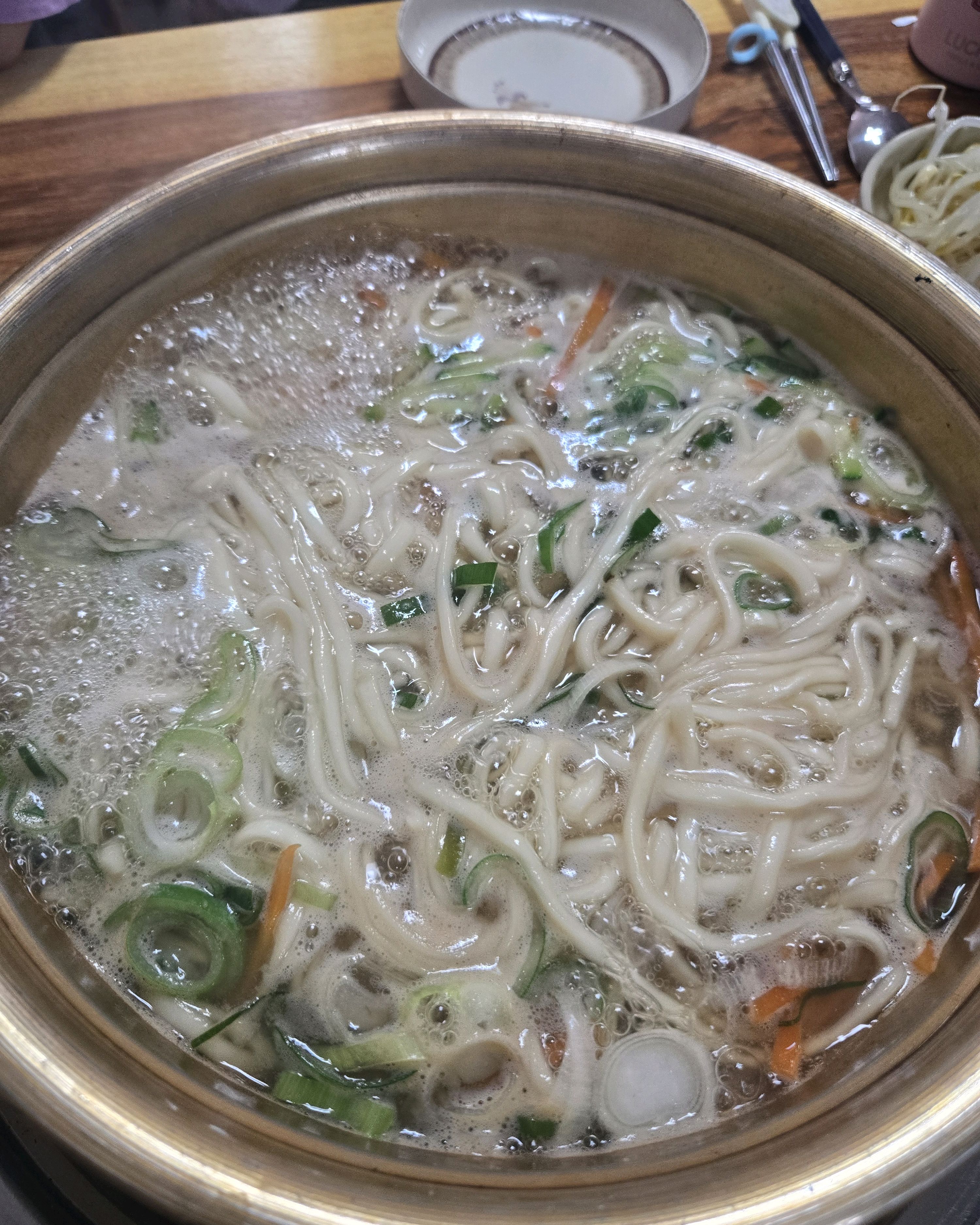 국물 엄청 시원하고 매장 직원 분들도 넘넘 친절하세요. 동네 맛집 생겨 넘 좋네용 - 대전 맛집 대전 칼국수 족발 쭈꾸미볶음 본점
