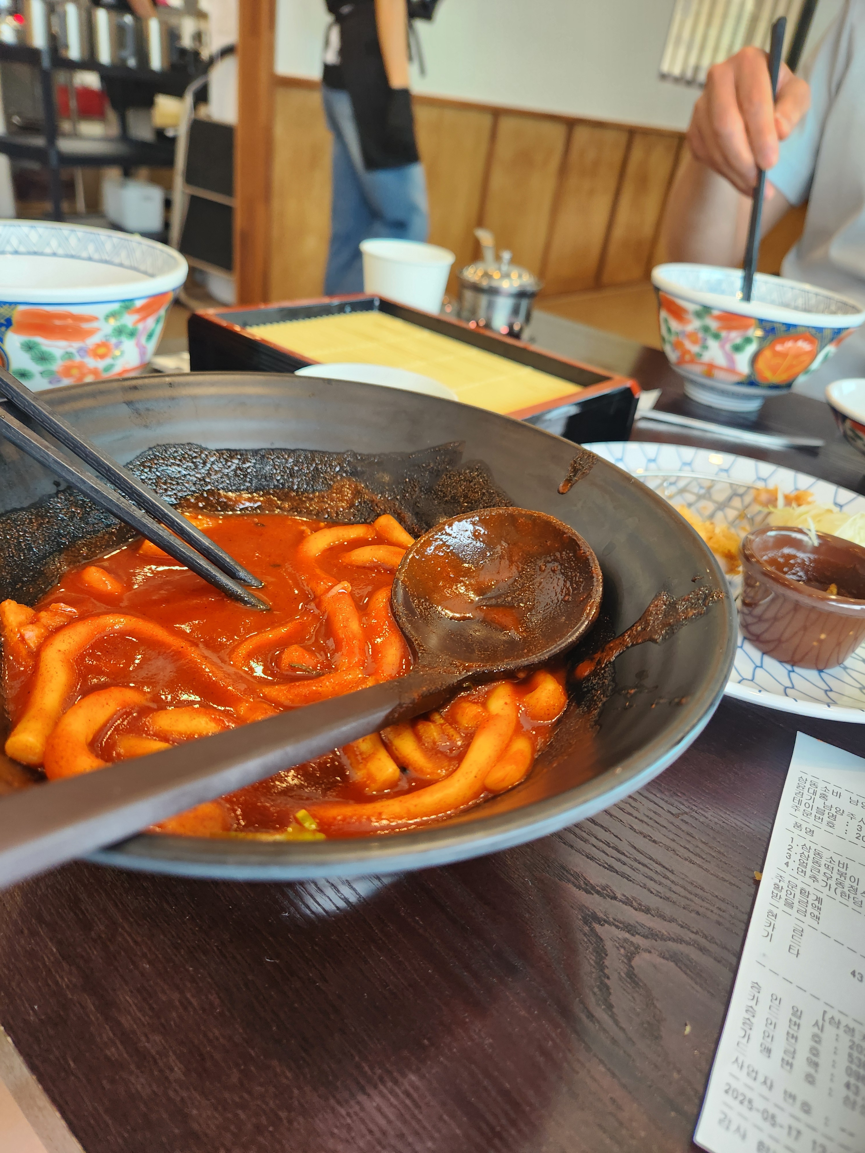 맛있어서 다시 가족들과 방문 했어요.먹는도중에 찍은 사진 뿐이네요^^ 맵떡이지만 아이들이