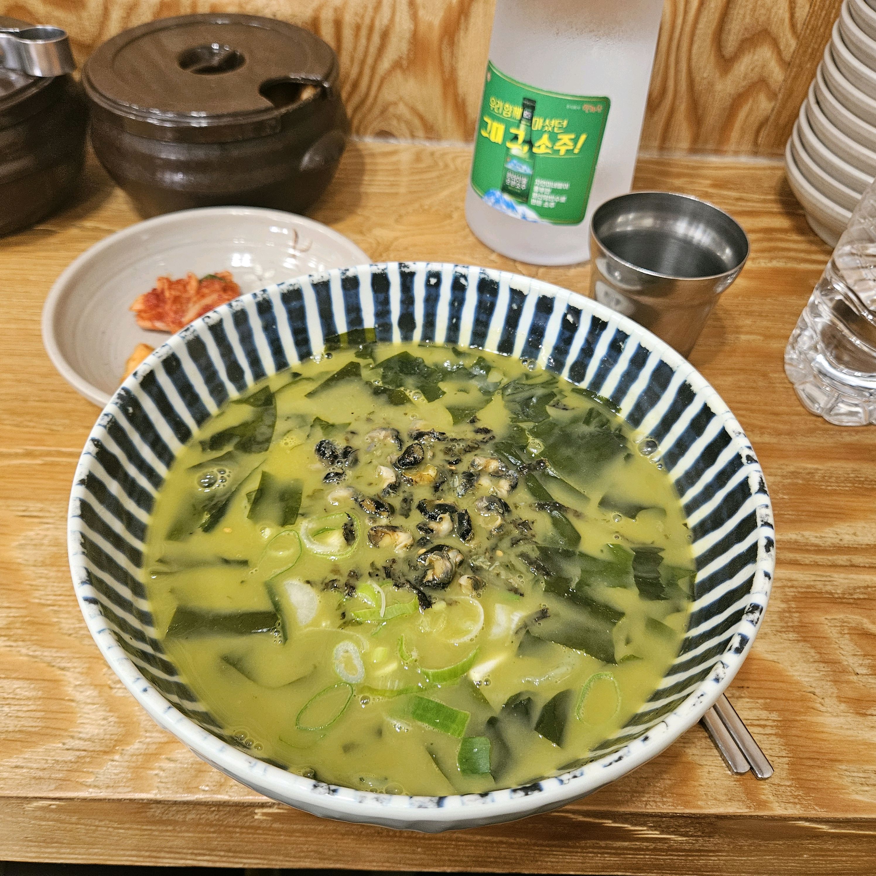 특보말칼국수시켰습니다. 아침에 와서 웨이팅은없었는데 곧 매장북적북적해지더라구요. 사장님과 