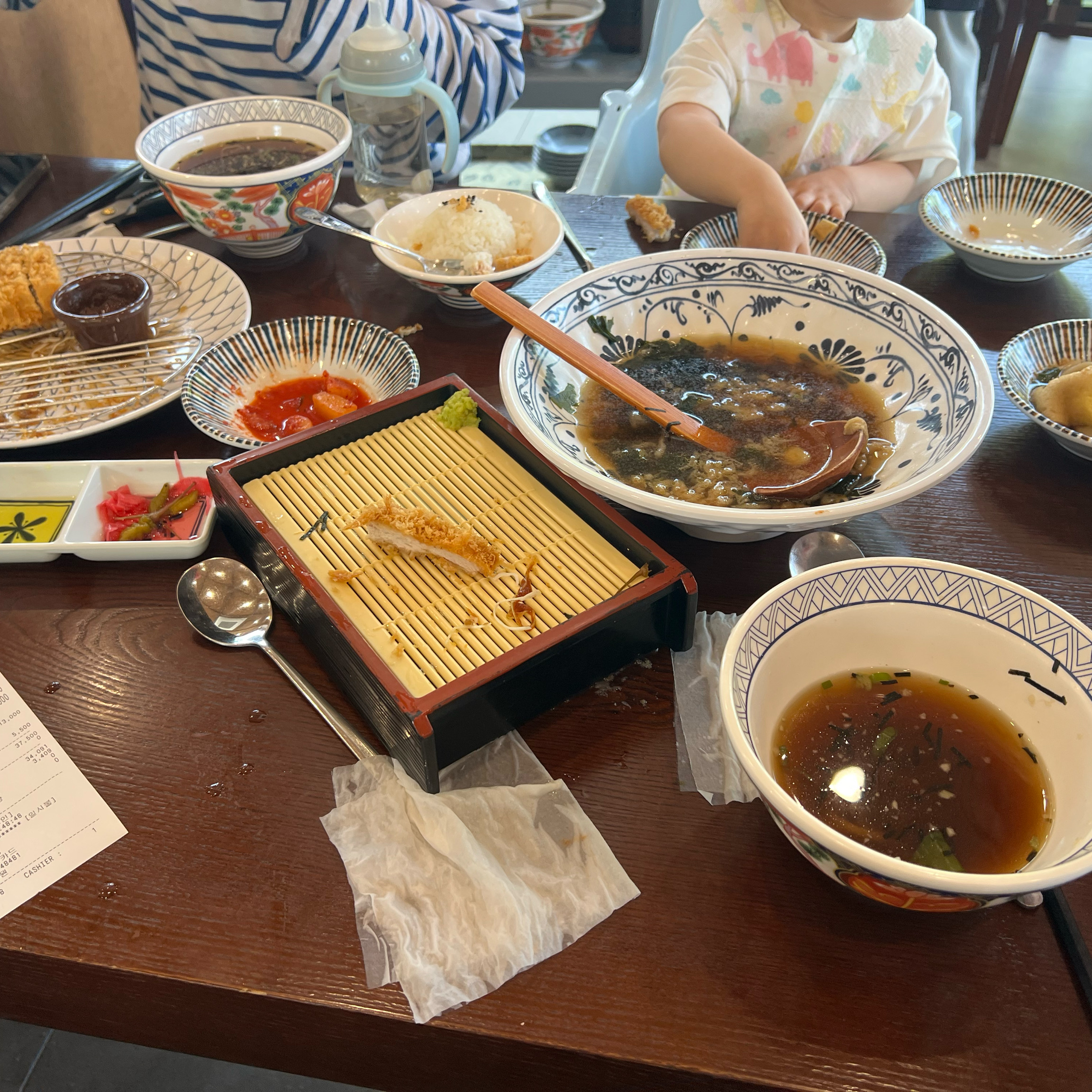 애들이 배고파해거 밥 먹인다고 늦게서야 리뷰를 올립니다 ㅎㅎ 돈까스가 부드럽고 우동이랑 소