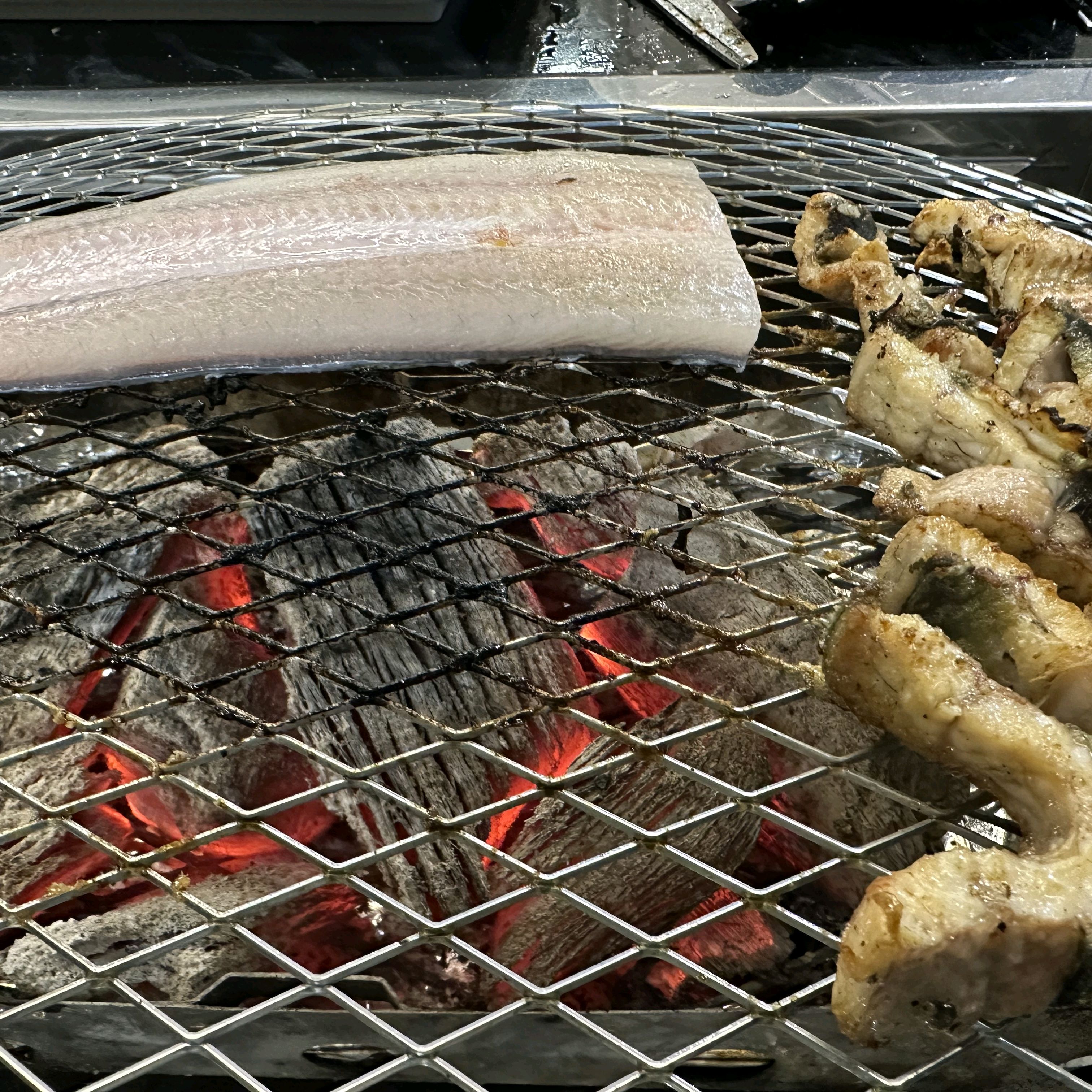 두명이서 4인분을 거뜬하게 먹고 배부르게 나올만큼 맛있게 먹었습니다! 장어가 느끼하지않고
