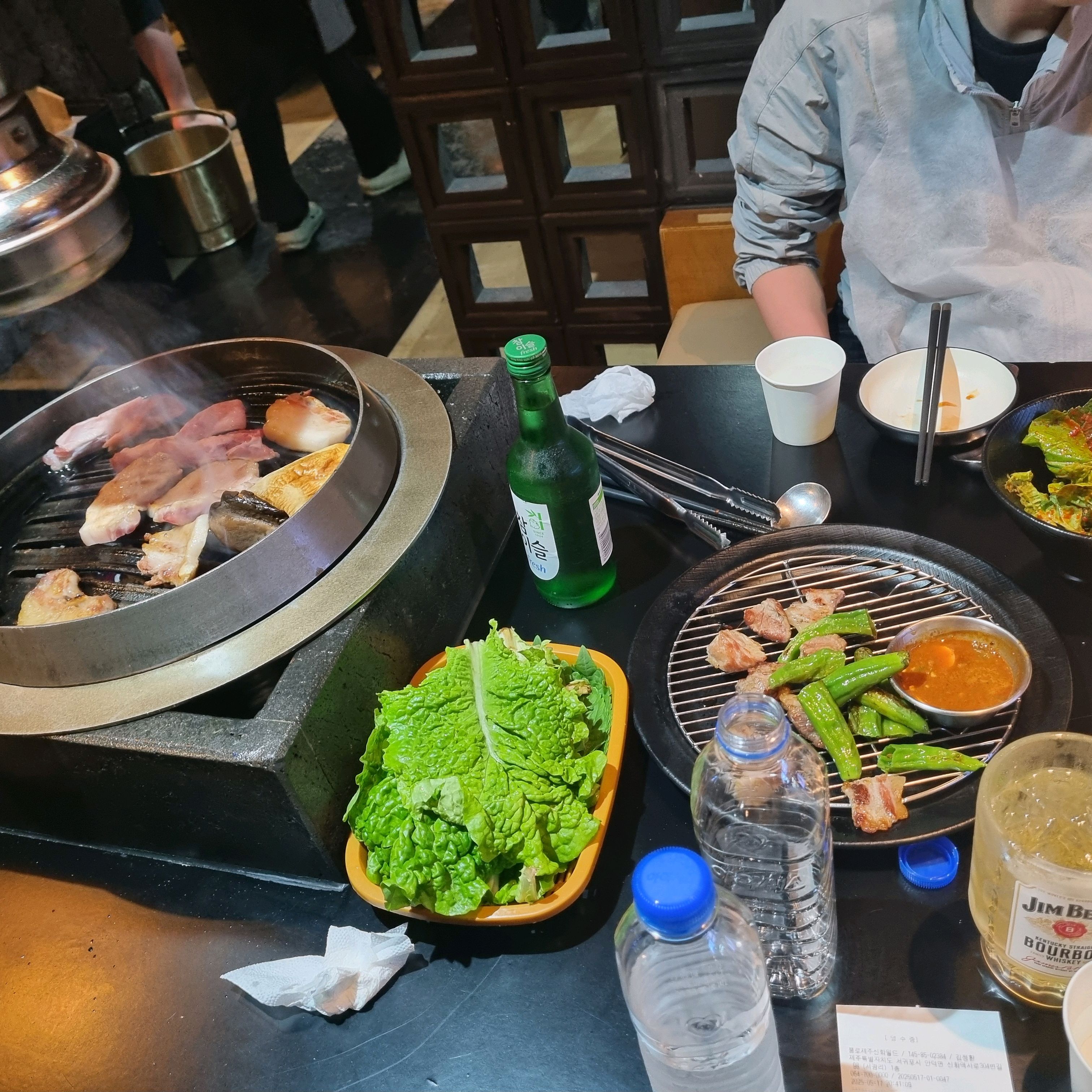 직접 구워주시고 고기도 너무 맛있어요,, 어떻게 먹으면 맛있는지 설명도 해주시니 더 좋았습