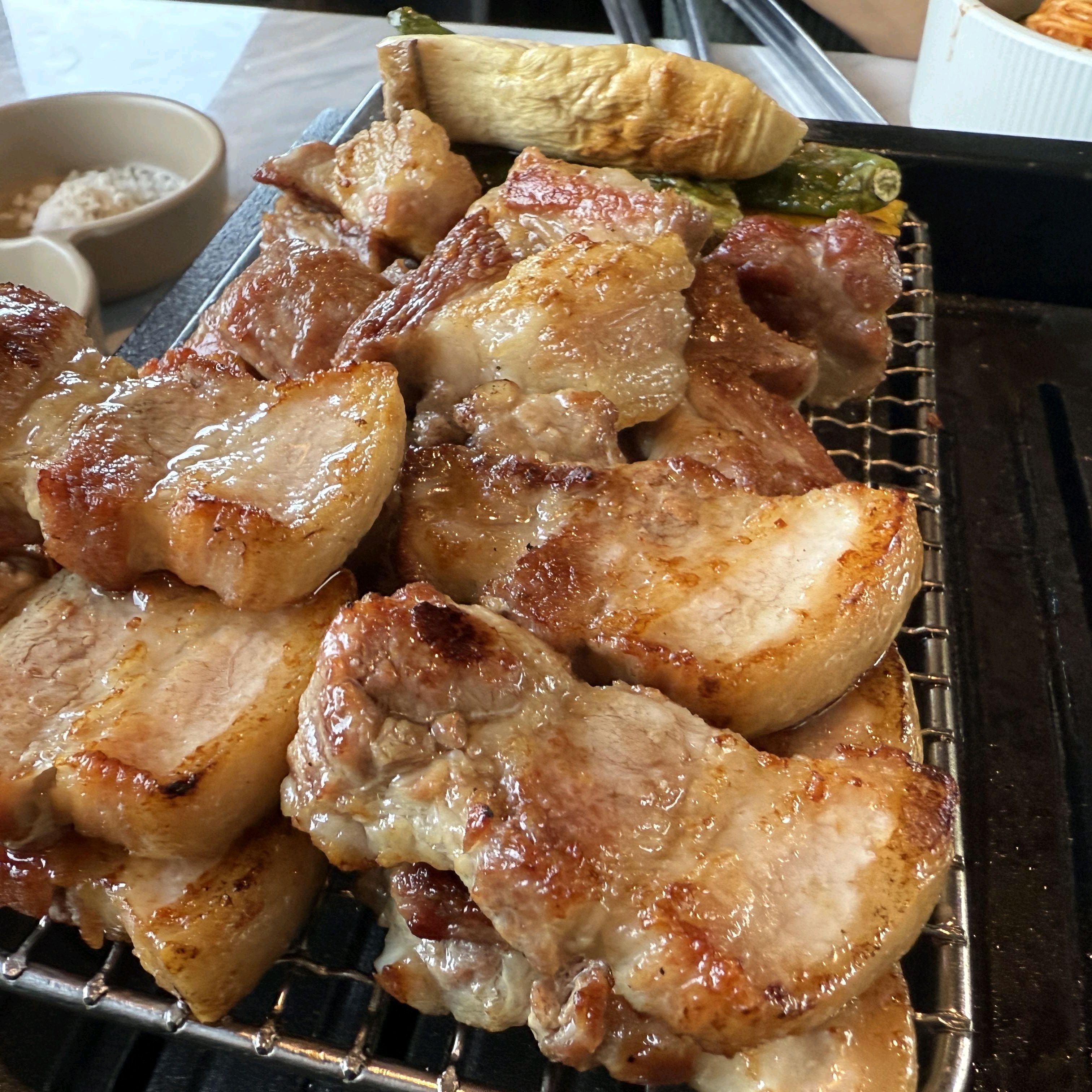 입구에 있는 조명 간판이 예뻐서 사진도 한 장 찍고, 고기 맛도 만족스러웠어요 🐷 - 제주 맛집 작산 애월흑돼지